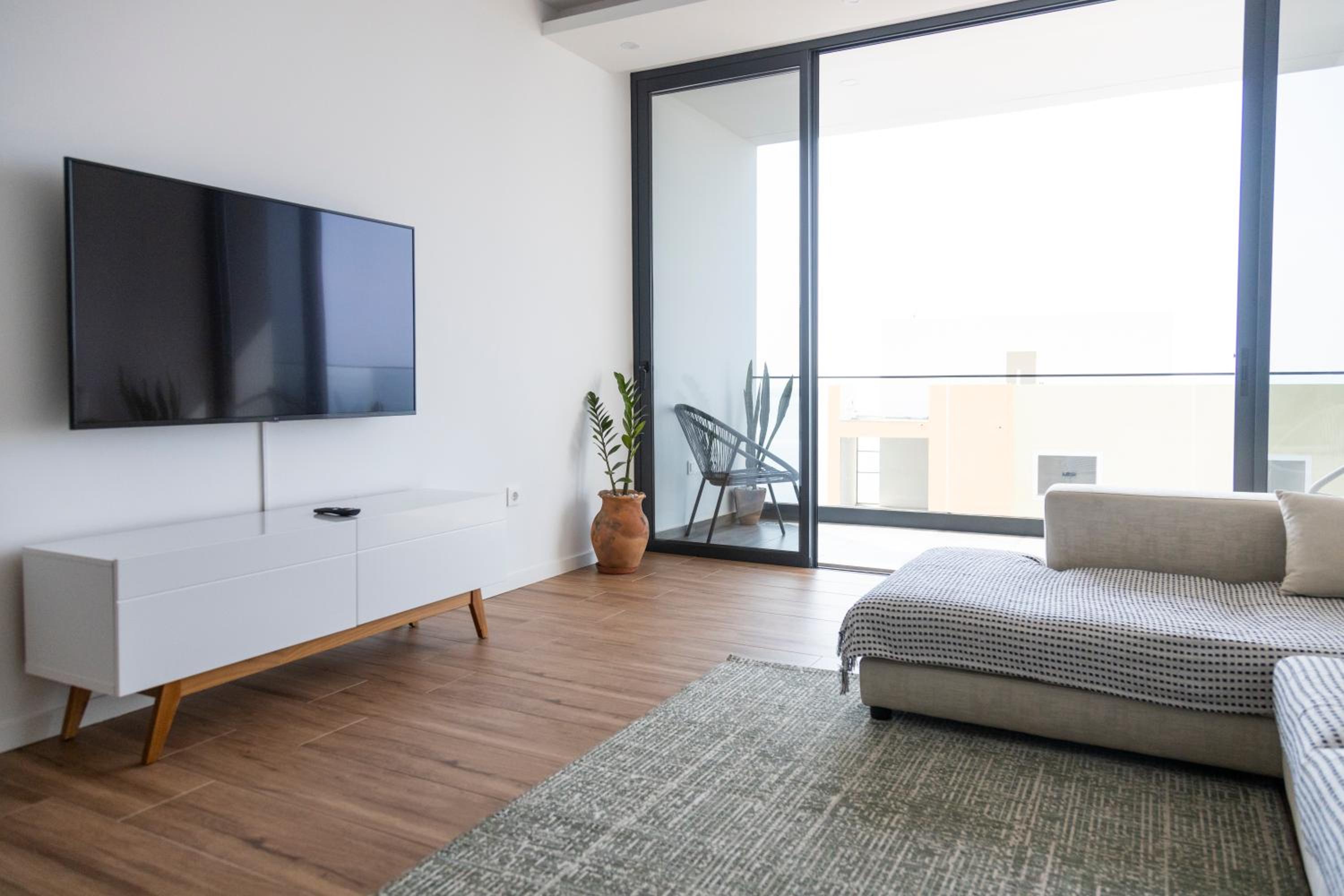 Lux 3-BR: Panoramic Sea View & Rooftop Pool