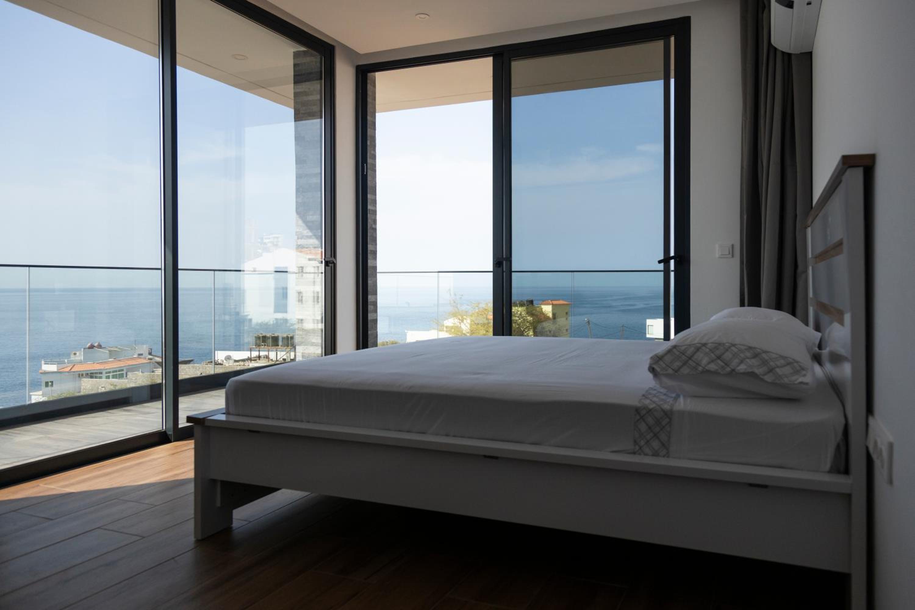 Lux 3-BR: Panoramic Sea View & Rooftop Pool