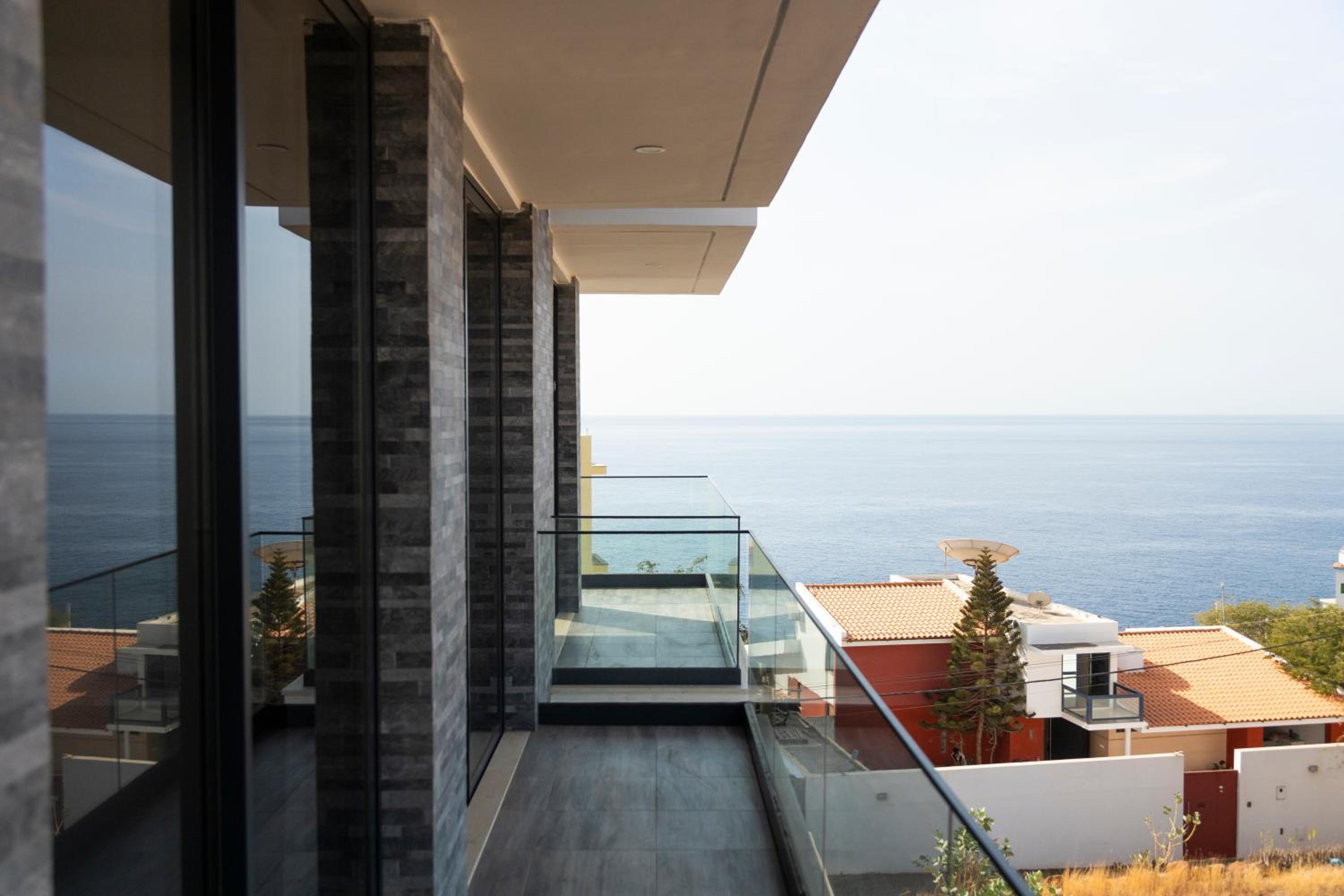 Lux 3-BR: Panoramic Sea View & Rooftop Pool