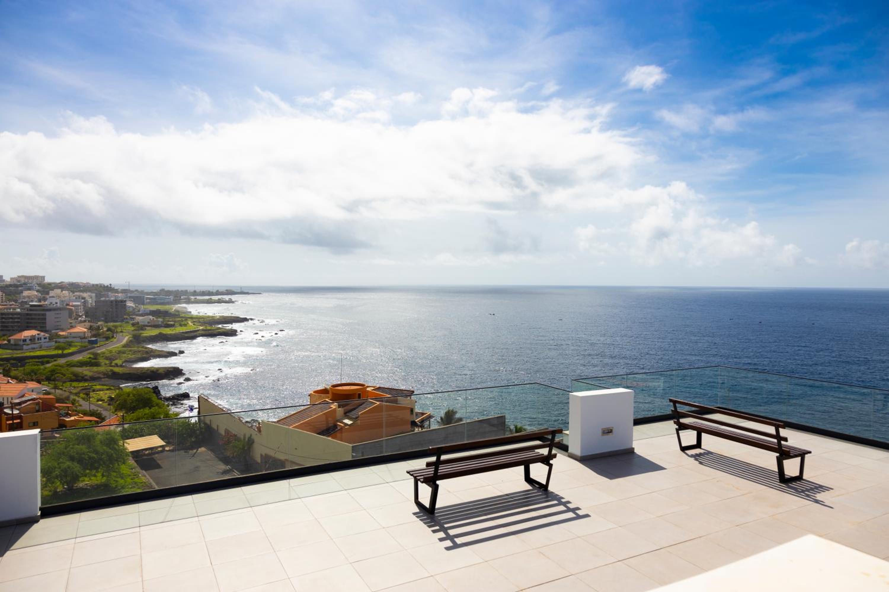 Lux 3-BR: Panoramic Sea View & Rooftop Pool