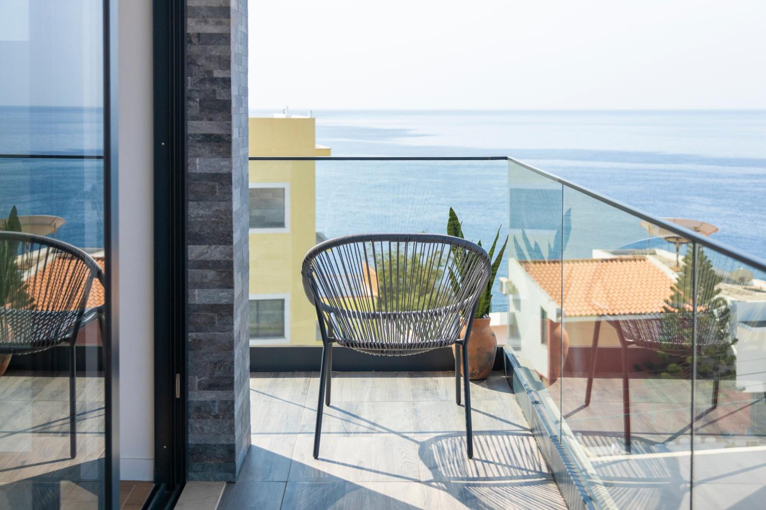 Lux 3-BR: Panoramic Sea View & Rooftop Pool