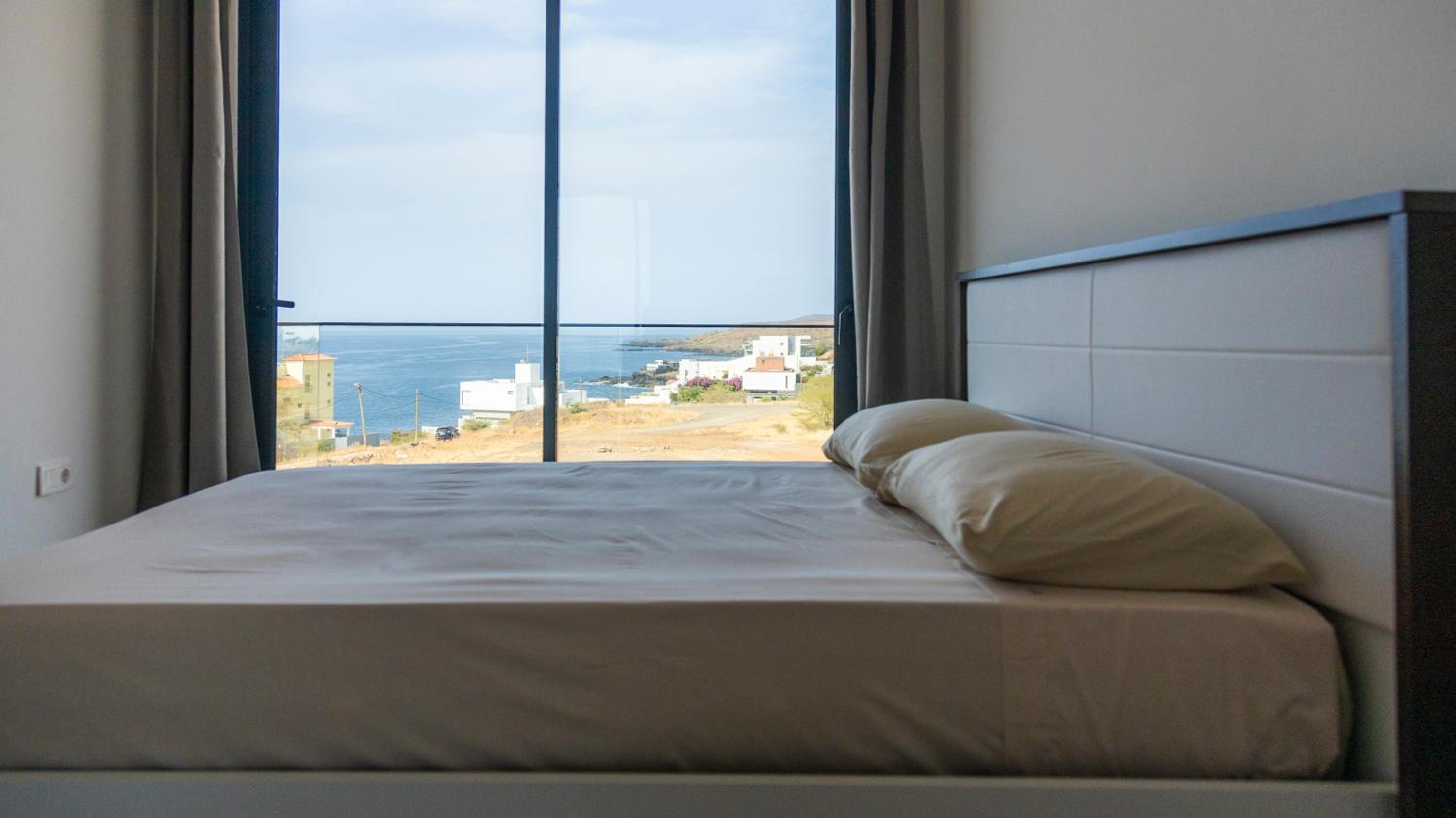 Lux 3-BR: Panoramic Sea View & Rooftop Pool