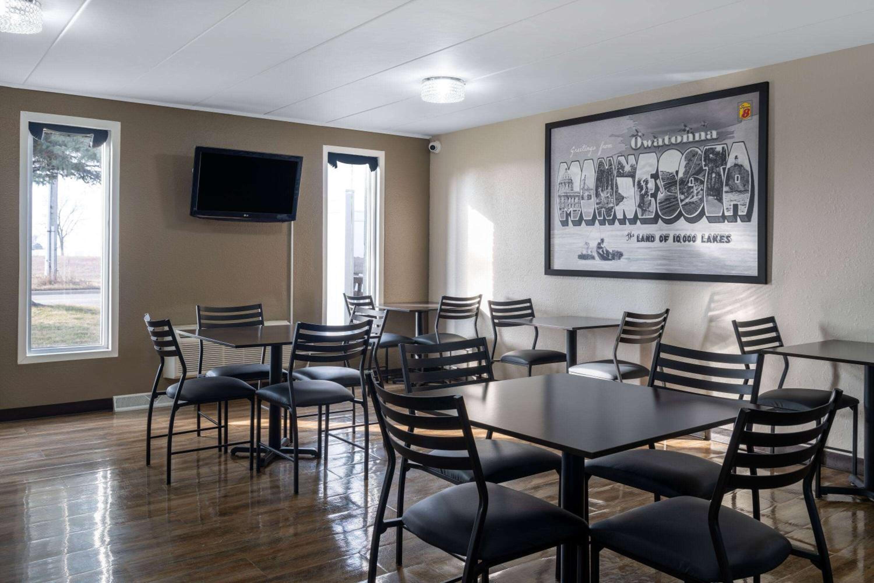 Super 8 by Wyndham Owatonna - Property Image 1