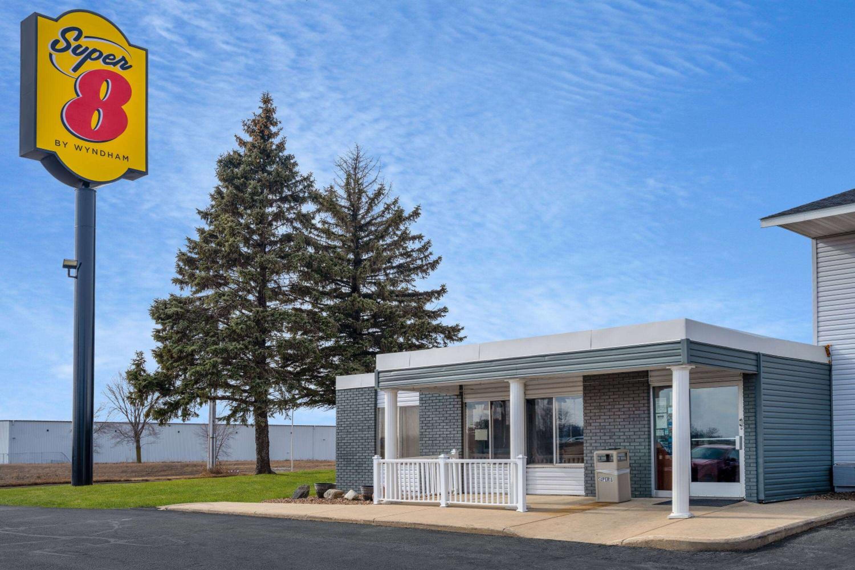 Super 8 by Wyndham Owatonna - Property Image 26