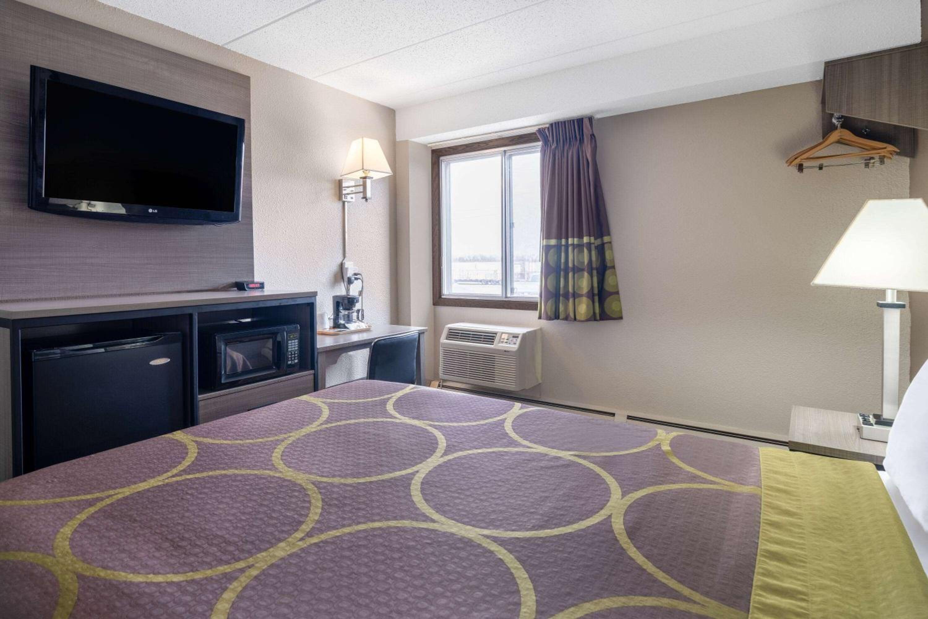 Super 8 by Wyndham Owatonna - Property Image 20