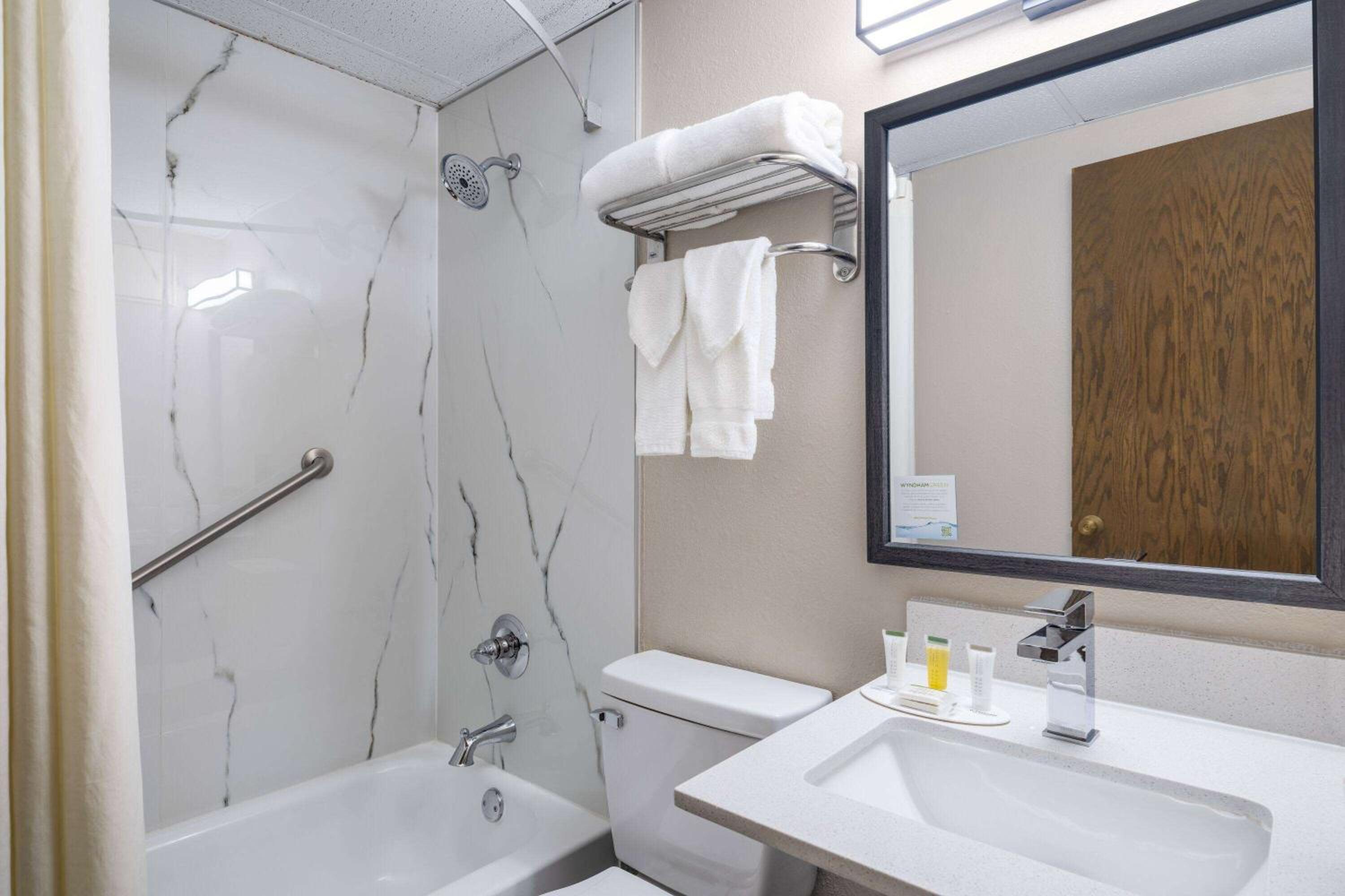 Super 8 by Wyndham Owatonna - Property Image 19