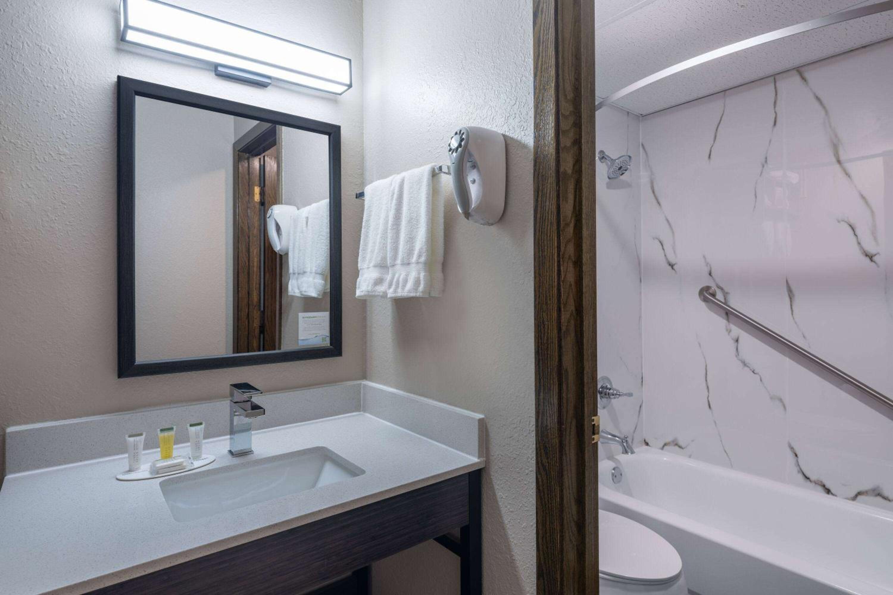 Super 8 by Wyndham Owatonna - Property Image 10