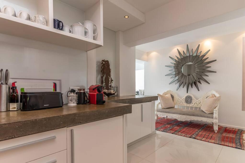 Clifton 1st Beach Frontage - Spacious 3BR view 4