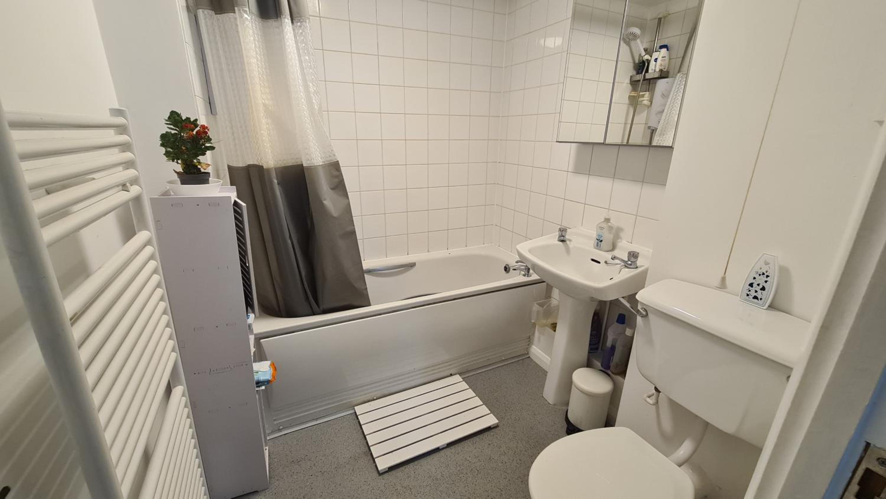 Stylish room kingsize bed 1 stop from Wembley stadium view 5