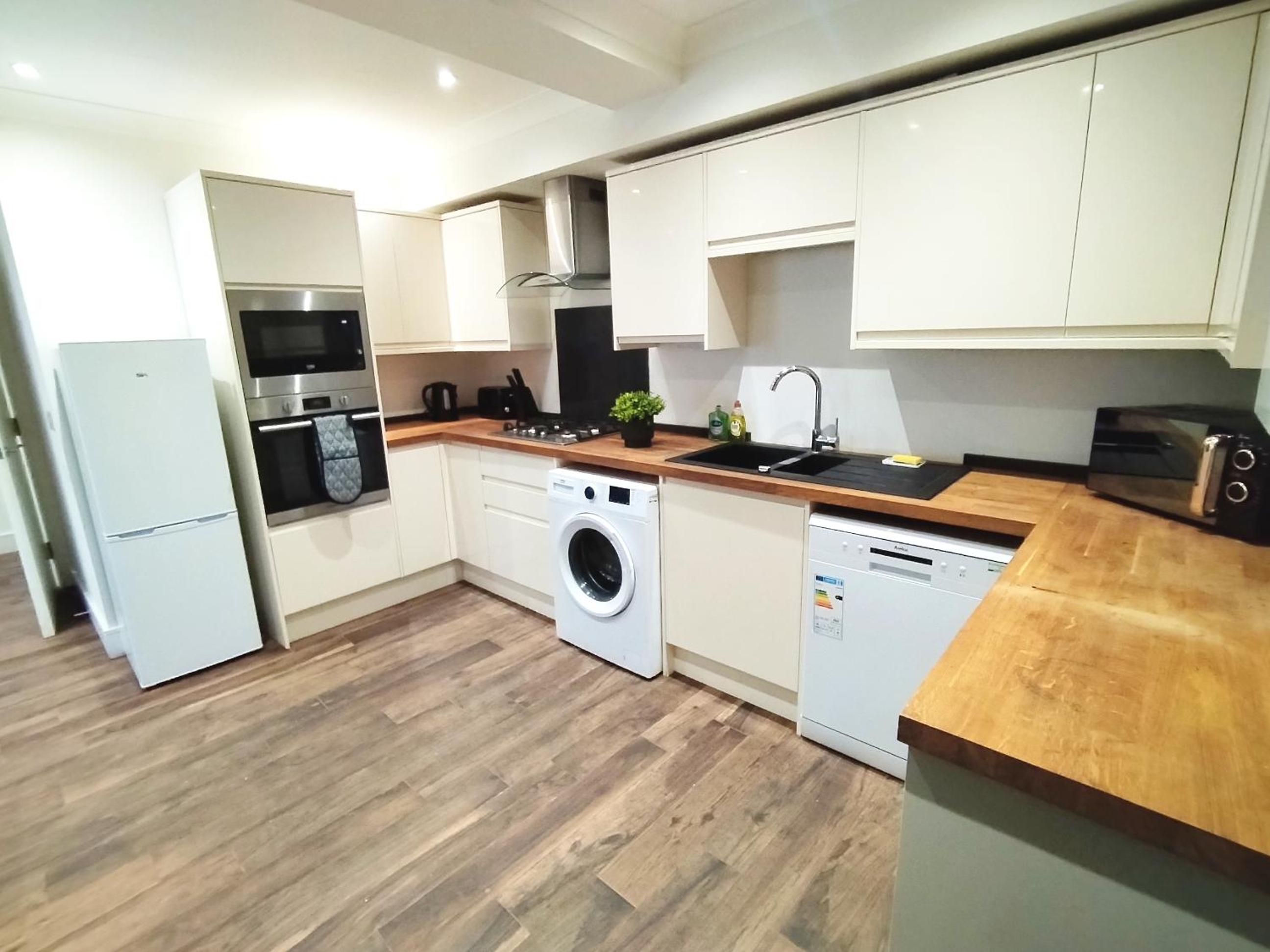 Luxury apartment near London centre, near train station, E1