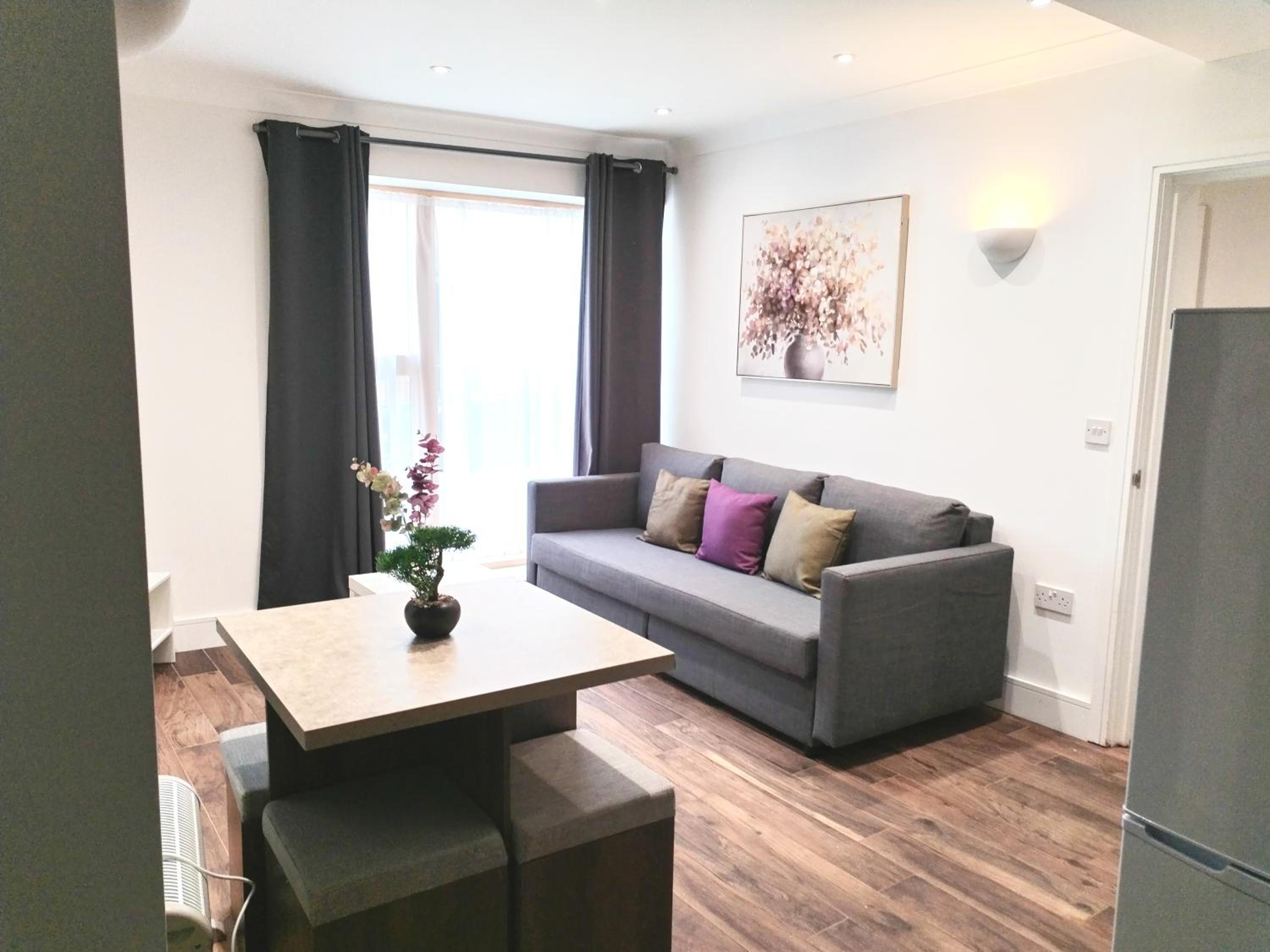 Luxury apartment near London centre, near train station, E1