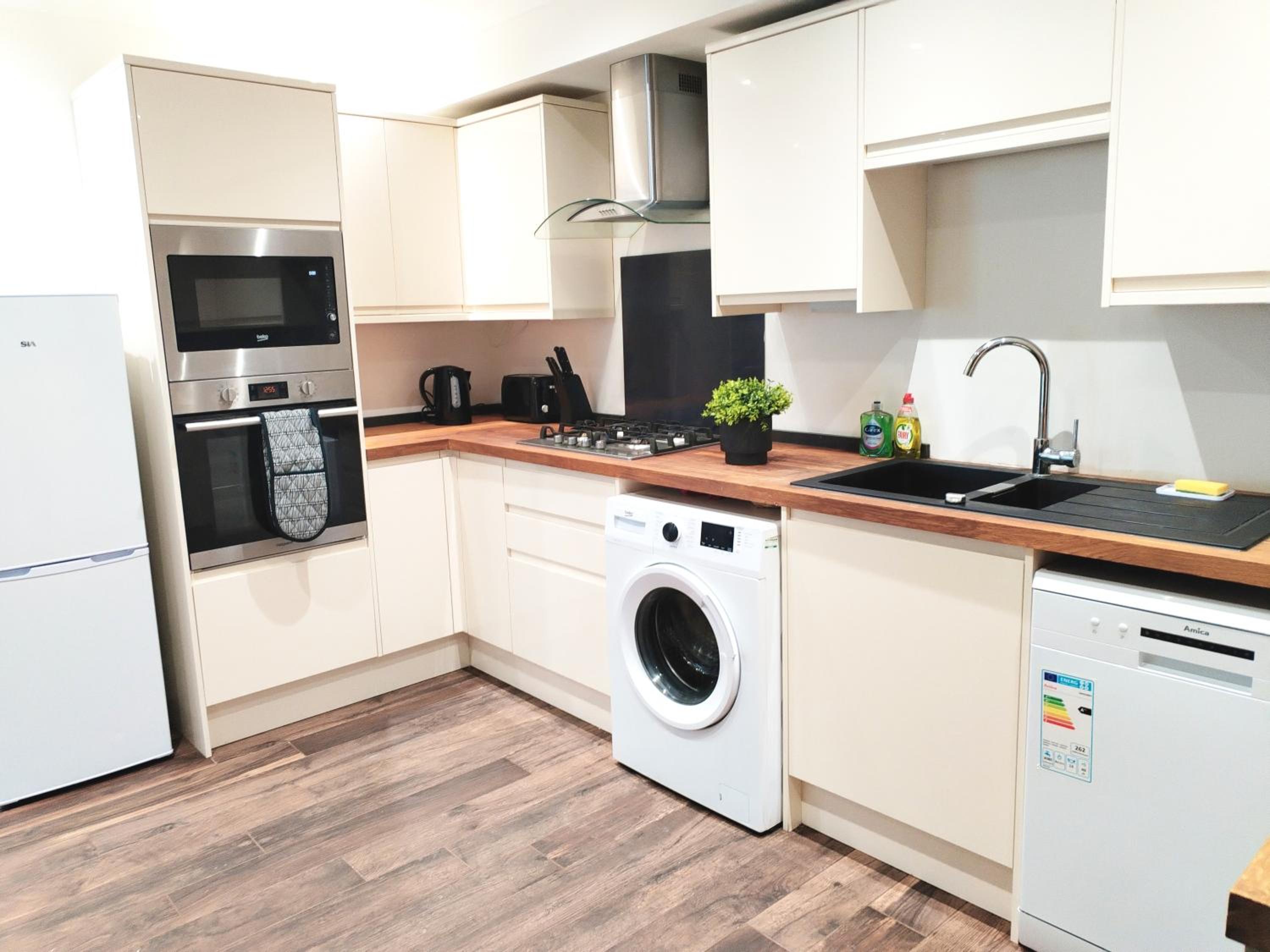Luxury apartment near London centre, near train station, E1