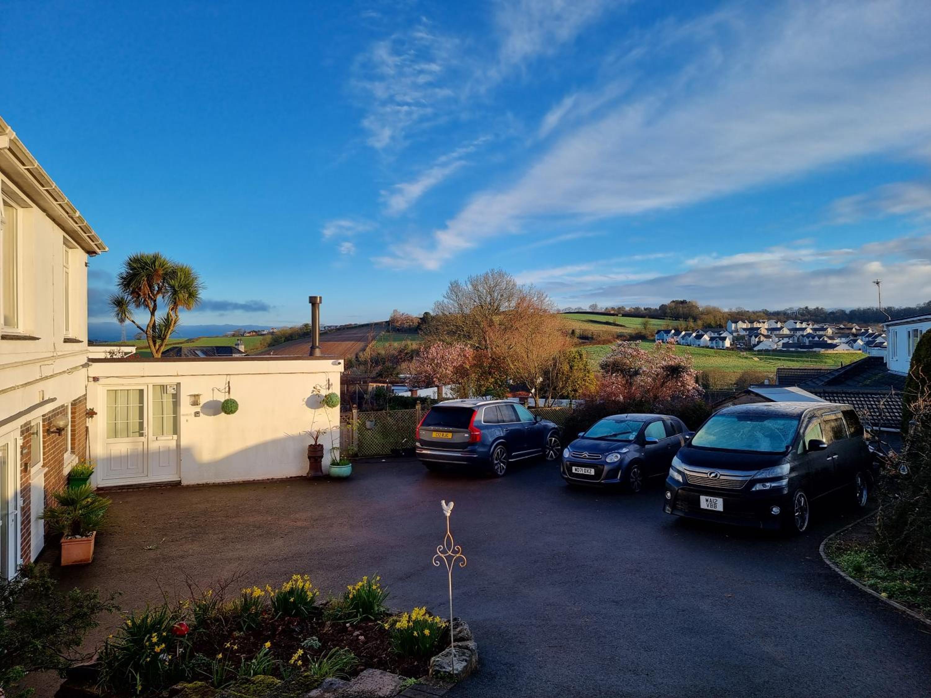 Lovely private studio room with own kitchen and bathroom. Set in the popular area of Shiphay in Torquay and only a short walk from Torbay Hospital view 2