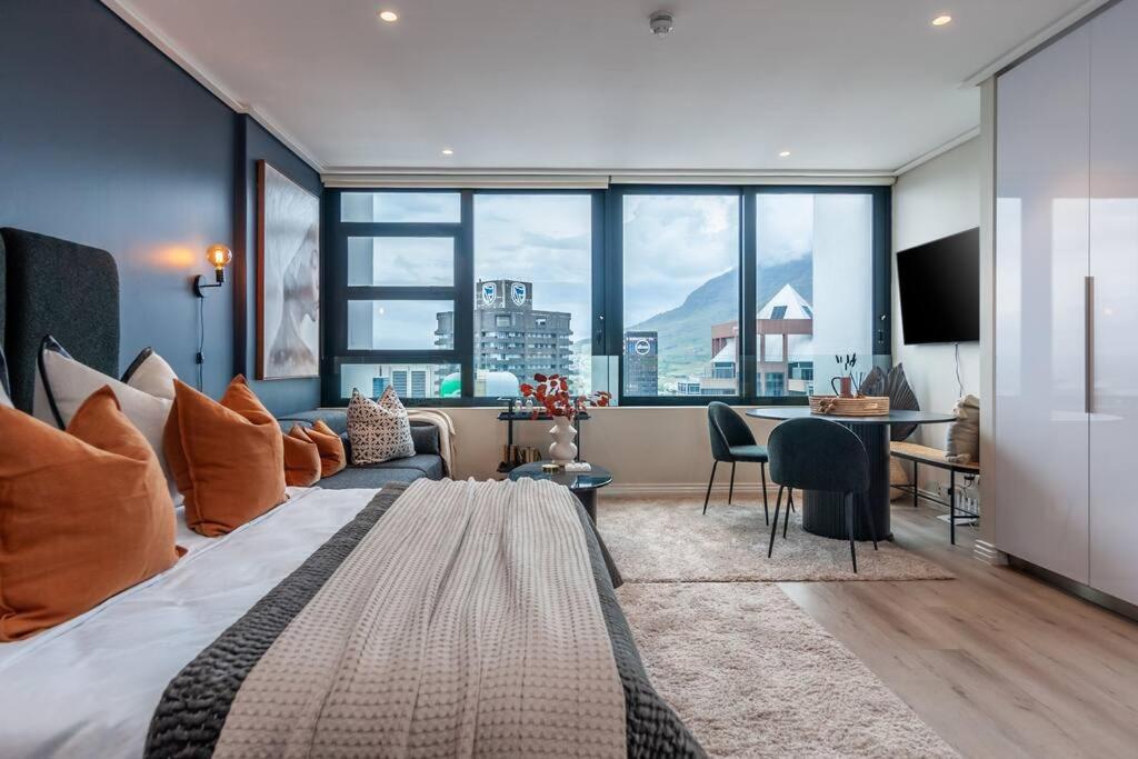 Stylish 31st Floor Studio with Epic City Views