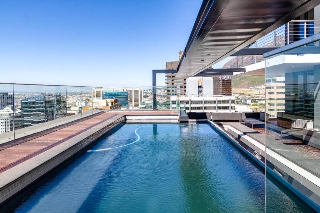 Stylish 31st Floor Studio with Epic City Views