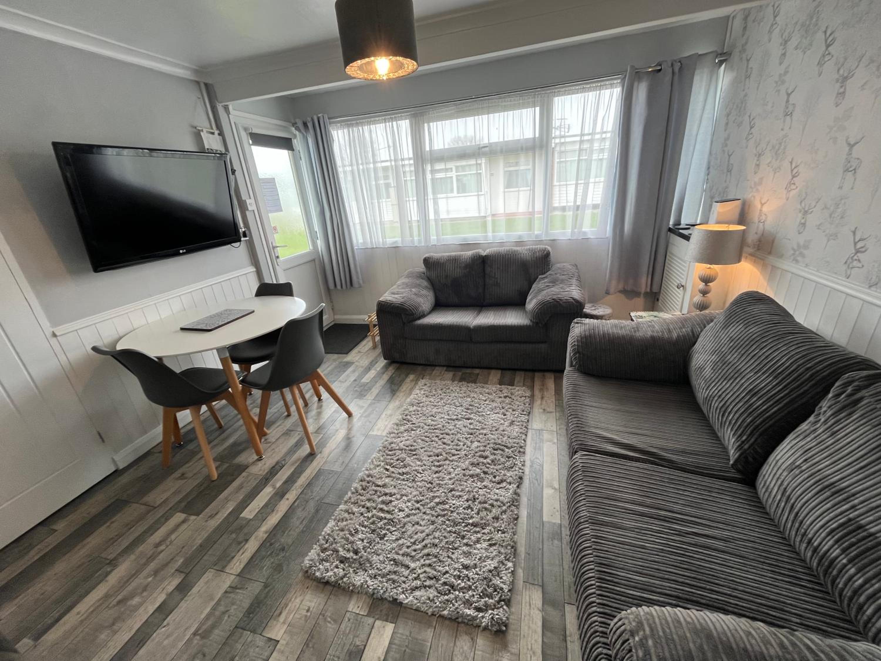 170, Two bed Chalet on Sunbeach Holiday Park - Sleeps 5, pet friendly, bed linen and towels included plus Wi-Fi included - only 300m from the beach! view 5