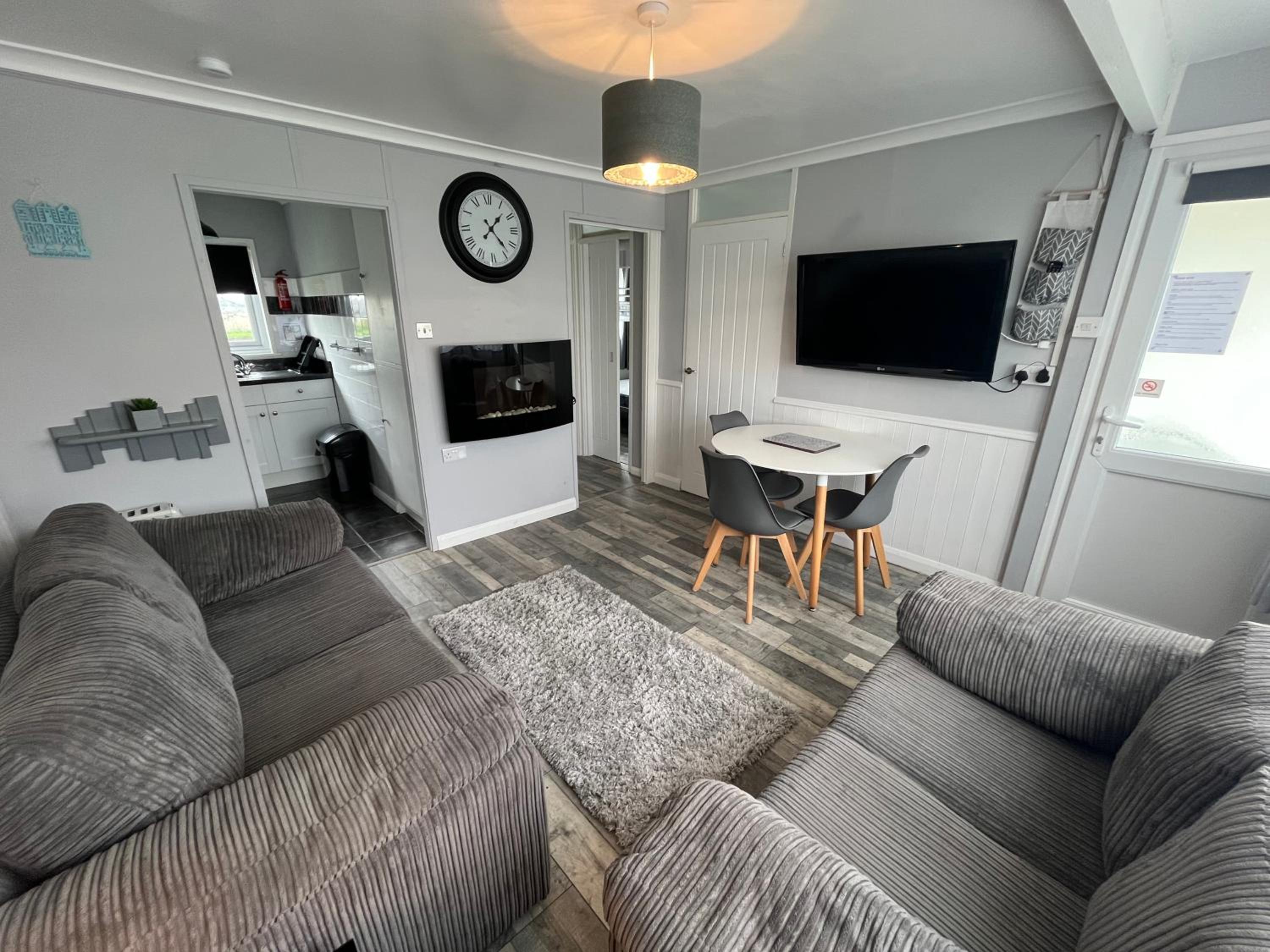 170, Two bed Chalet on Sunbeach Holiday Park - Sleeps 5, pet friendly, bed linen and towels included plus Wi-Fi included - only 300m from the beach! view 4