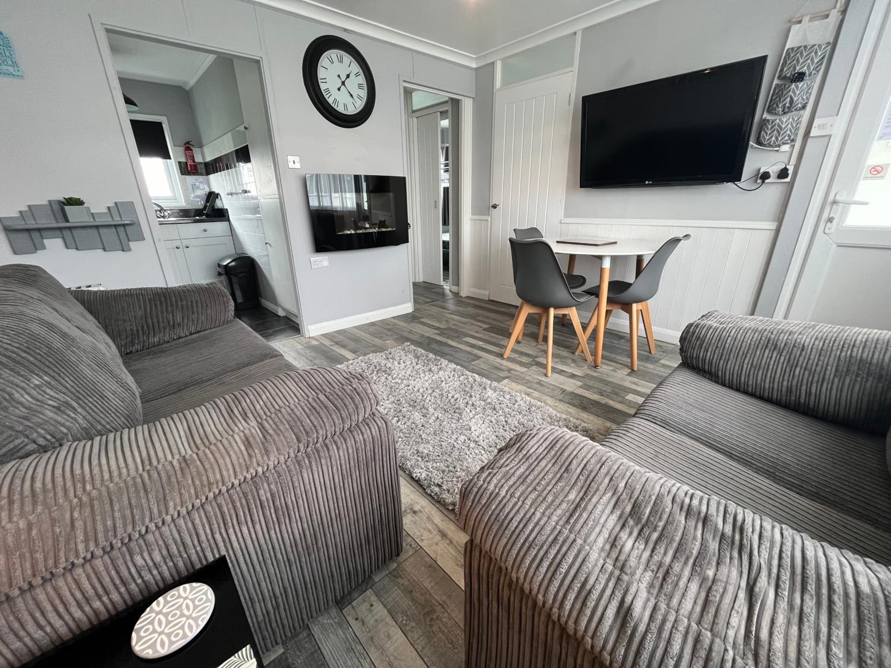 170, Two bed Chalet on Sunbeach Holiday Park - Sleeps 5, pet friendly, bed linen and towels included plus Wi-Fi included - only 300m from the beach! view 3