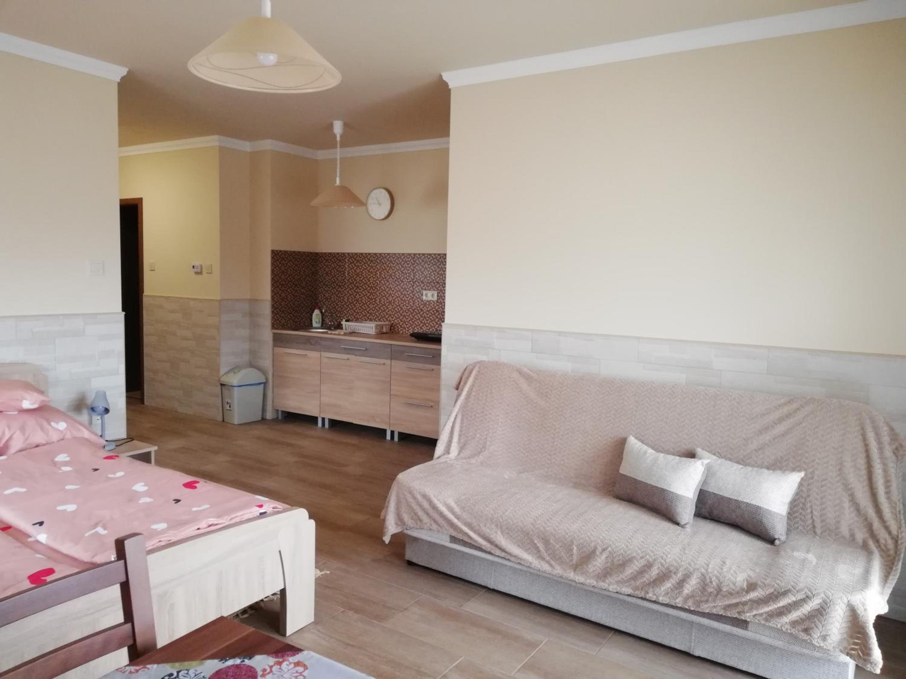 Imola és Andrea Apartmanház 3 view 4