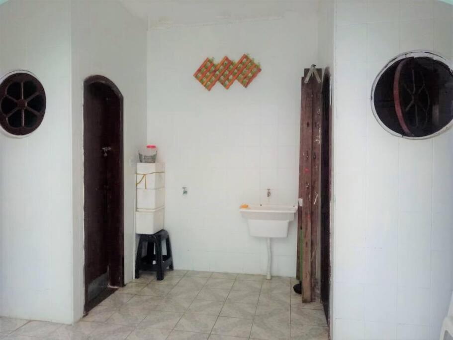 Casa Praia Grande wi-fi 4 dorm 3 carros área churrasq 700 MTS da praia Imirim