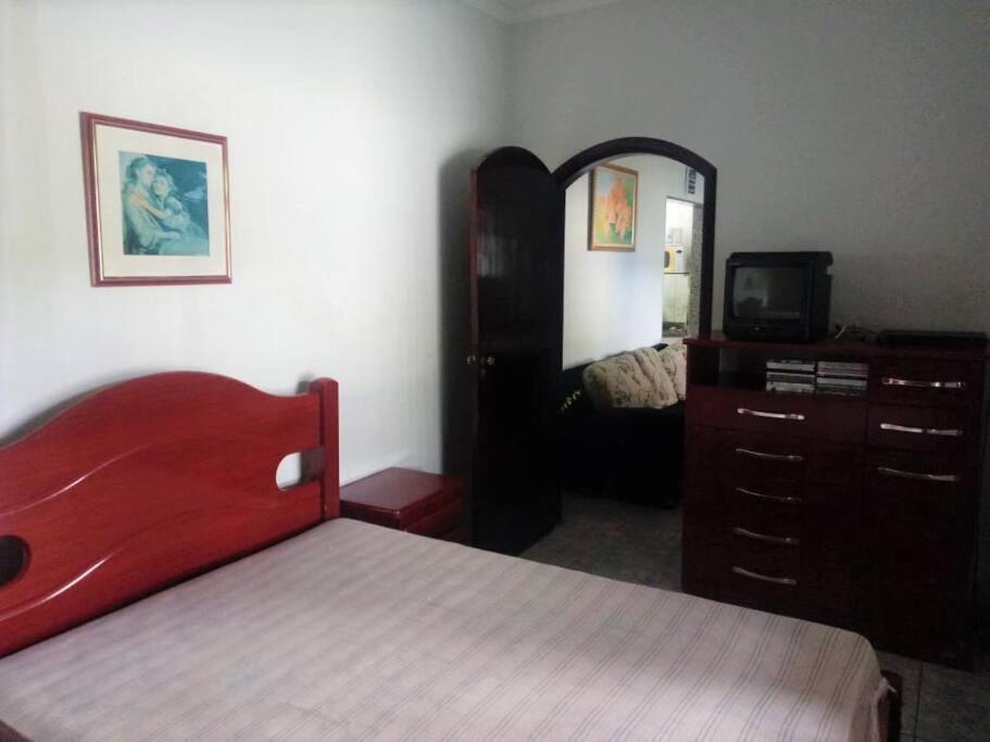 Casa Praia Grande wi-fi 4 dorm 3 carros área churrasq 700 MTS da praia Imirim