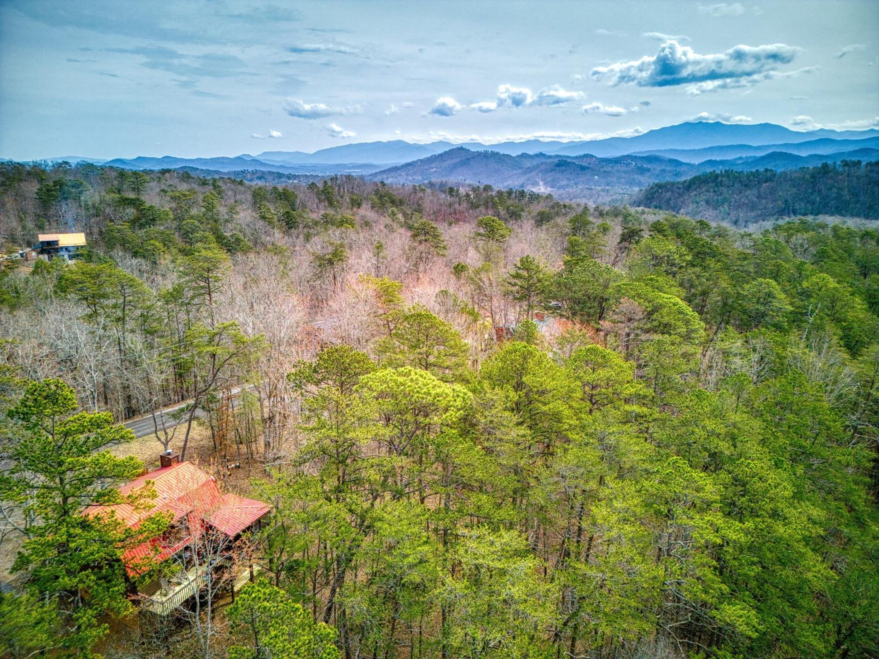 Alpine Retreat - Hot Tub, Arcade, Cozy Cabin Retreat in the Smokies