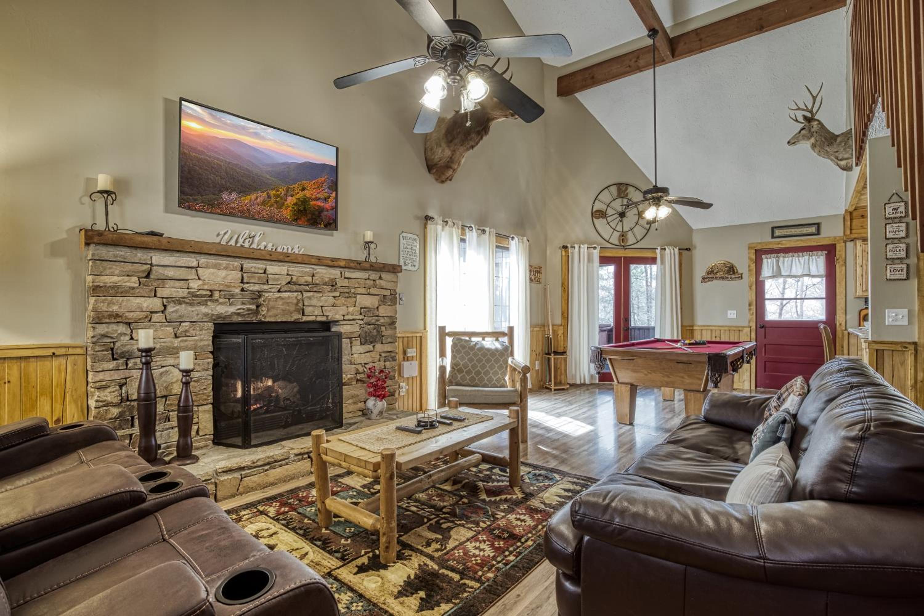 Alpine Retreat - Hot Tub, Arcade, Cozy Cabin Retreat in the Smokies