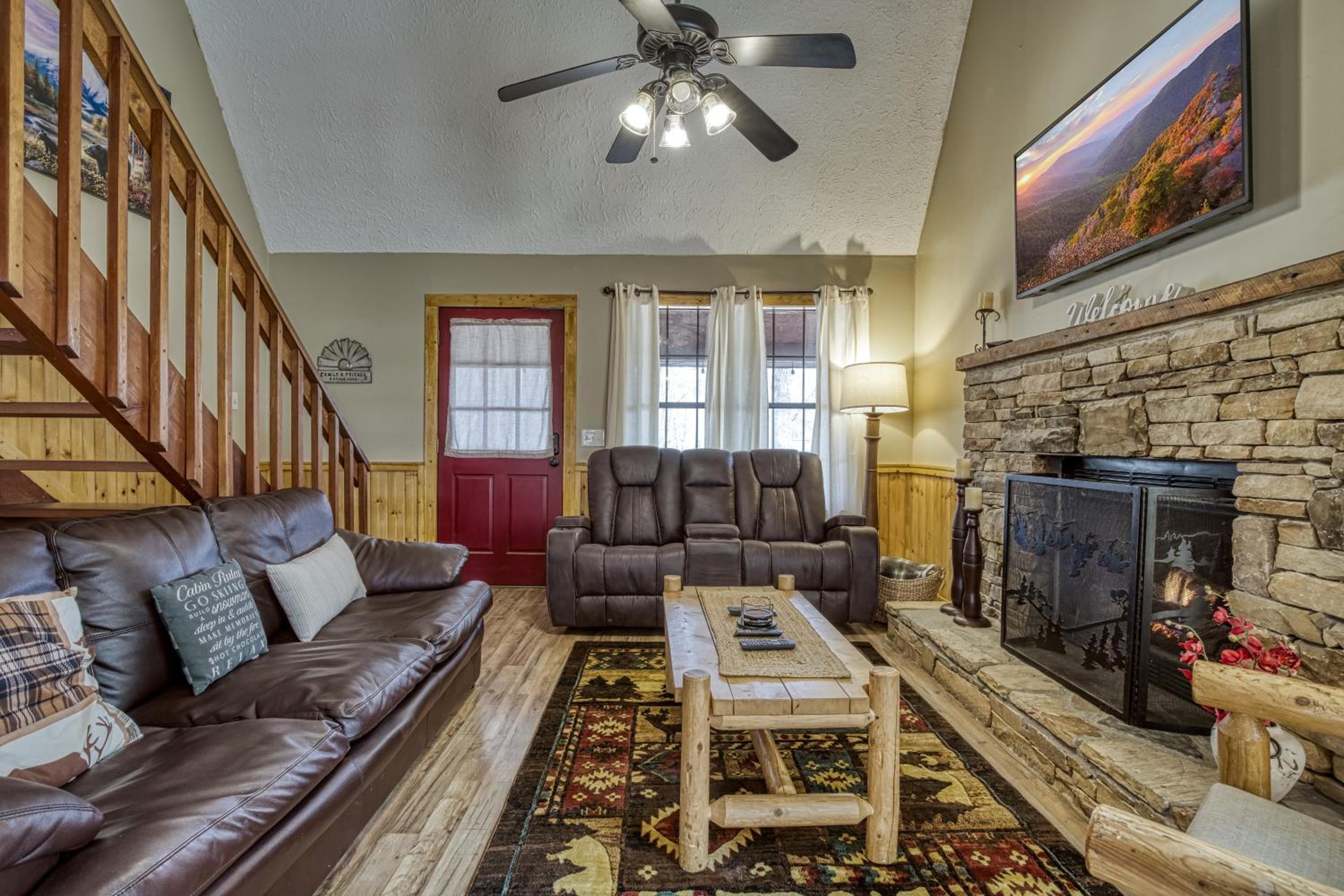 Alpine Retreat - Hot Tub, Arcade, Cozy Cabin Retreat in the Smokies