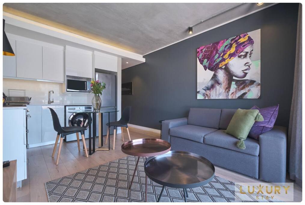 Stylish Docklands Stay in De Waterkant view 4