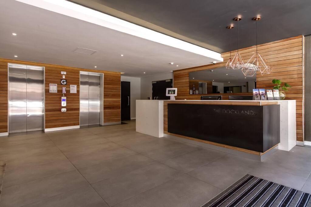Stylish Docklands Stay in De Waterkant view 5