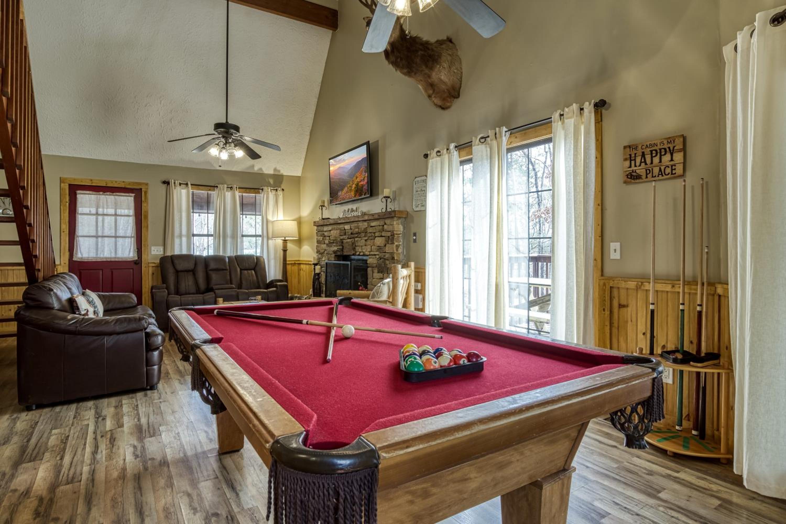 Alpine Retreat - Hot Tub, Arcade, Cozy Cabin Retreat in the Smokies