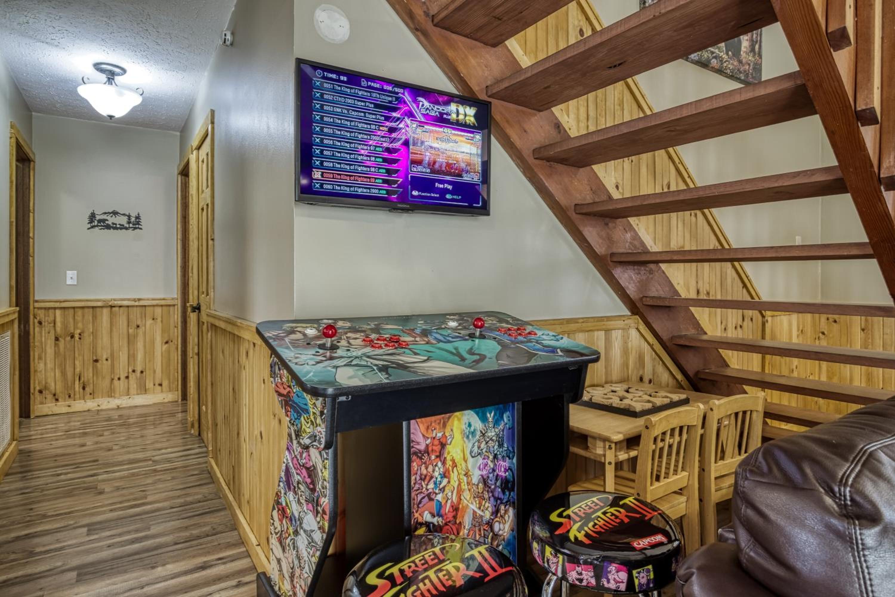 Alpine Retreat - Hot Tub, Arcade, Cozy Cabin Retreat in the Smokies