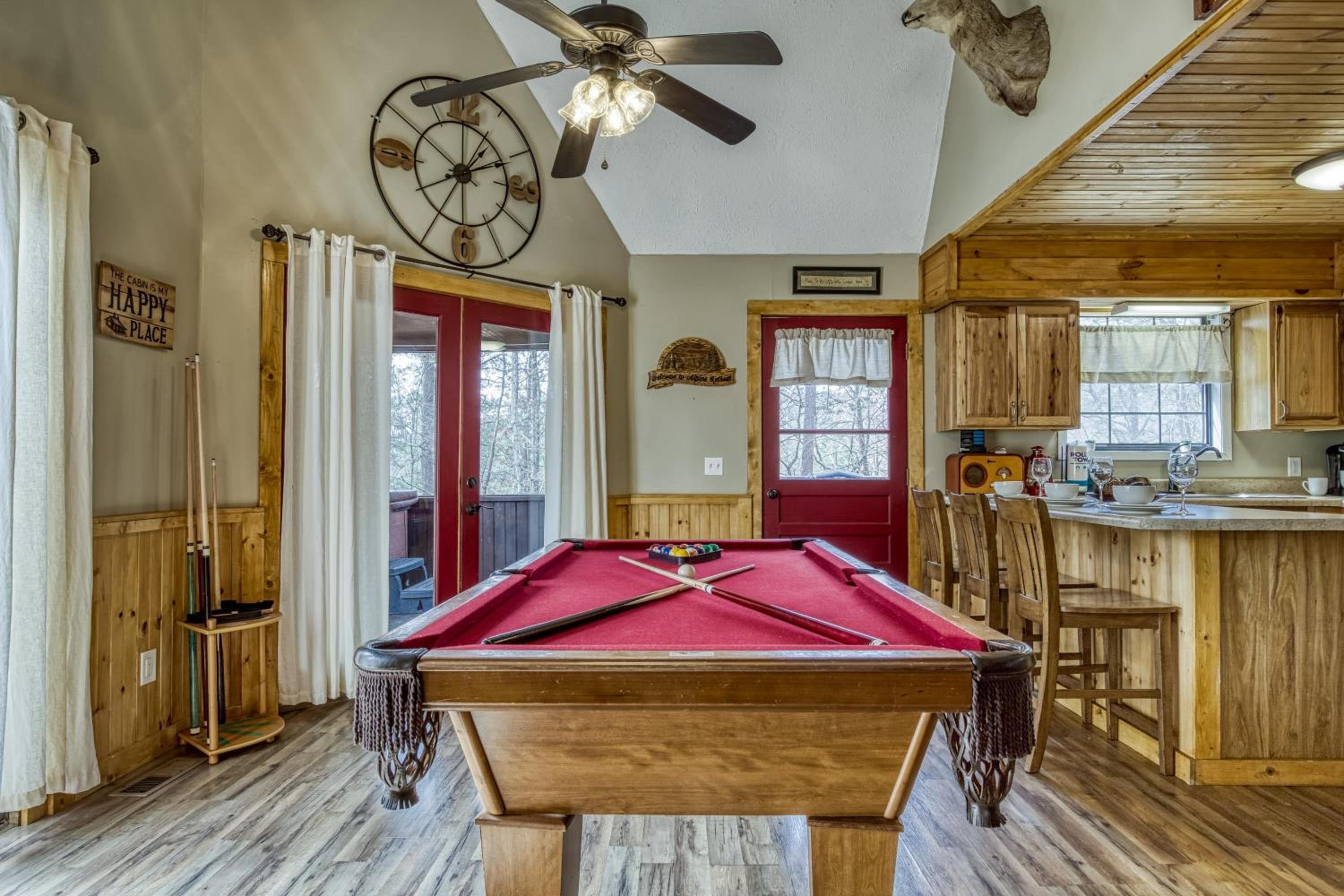 Alpine Retreat - Hot Tub, Arcade, Cozy Cabin Retreat in the Smokies