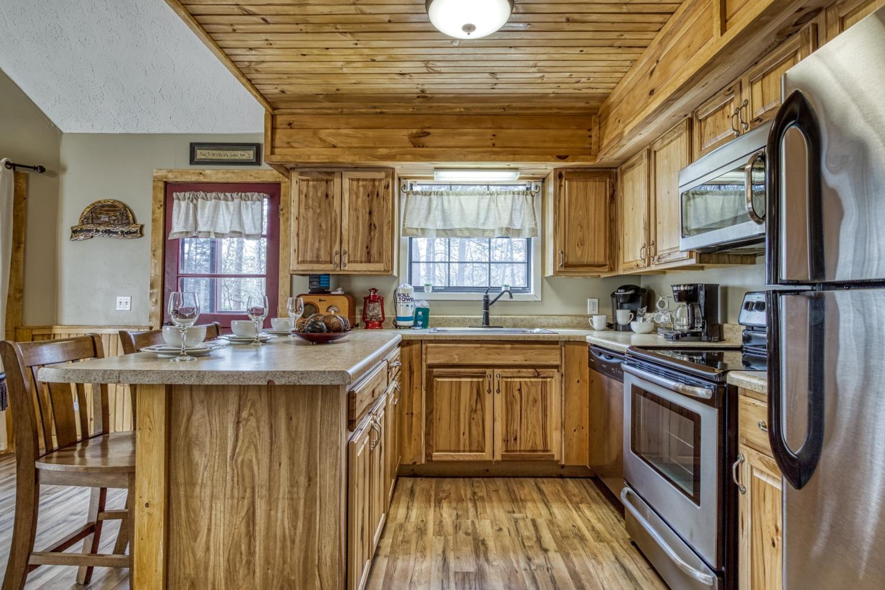 Alpine Retreat - Hot Tub, Arcade, Cozy Cabin Retreat in the Smokies