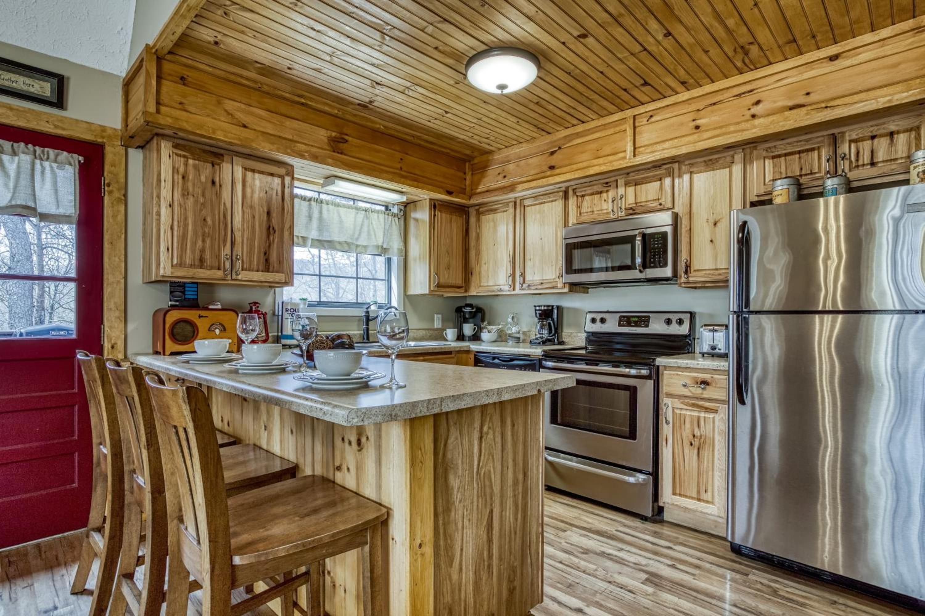 Alpine Retreat - Hot Tub, Arcade, Cozy Cabin Retreat in the Smokies