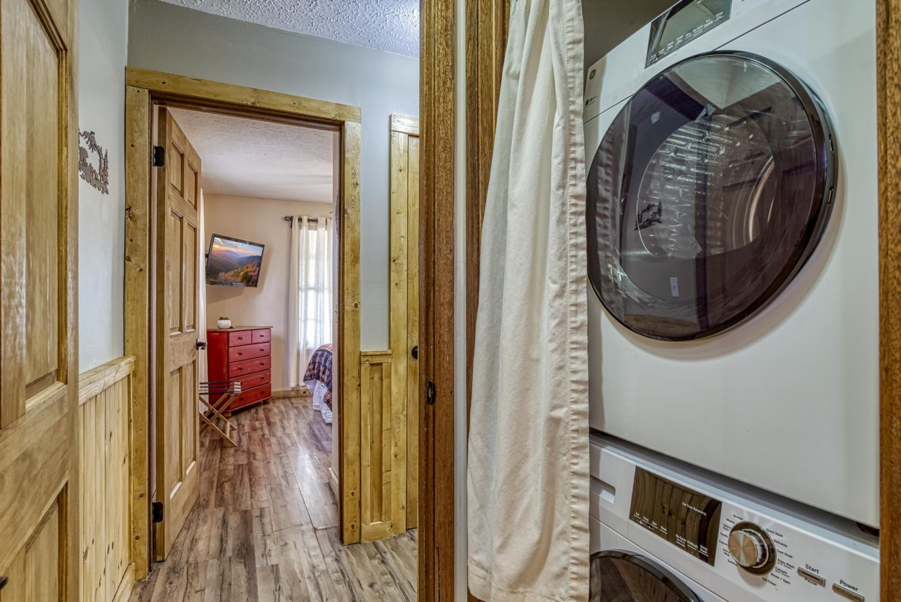 Alpine Retreat - Hot Tub, Arcade, Cozy Cabin Retreat in the Smokies