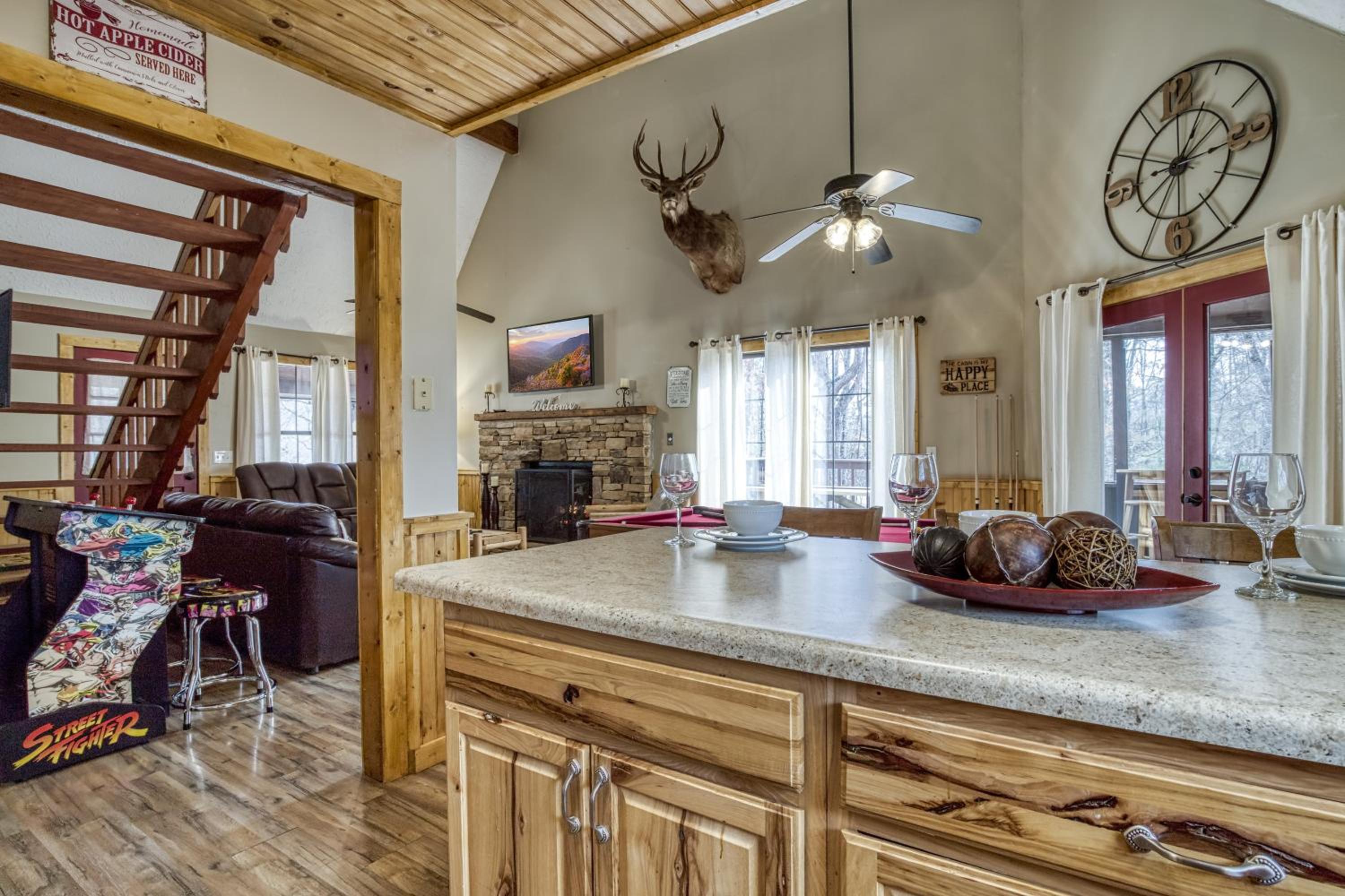 Alpine Retreat - Hot Tub, Arcade, Cozy Cabin Retreat in the Smokies