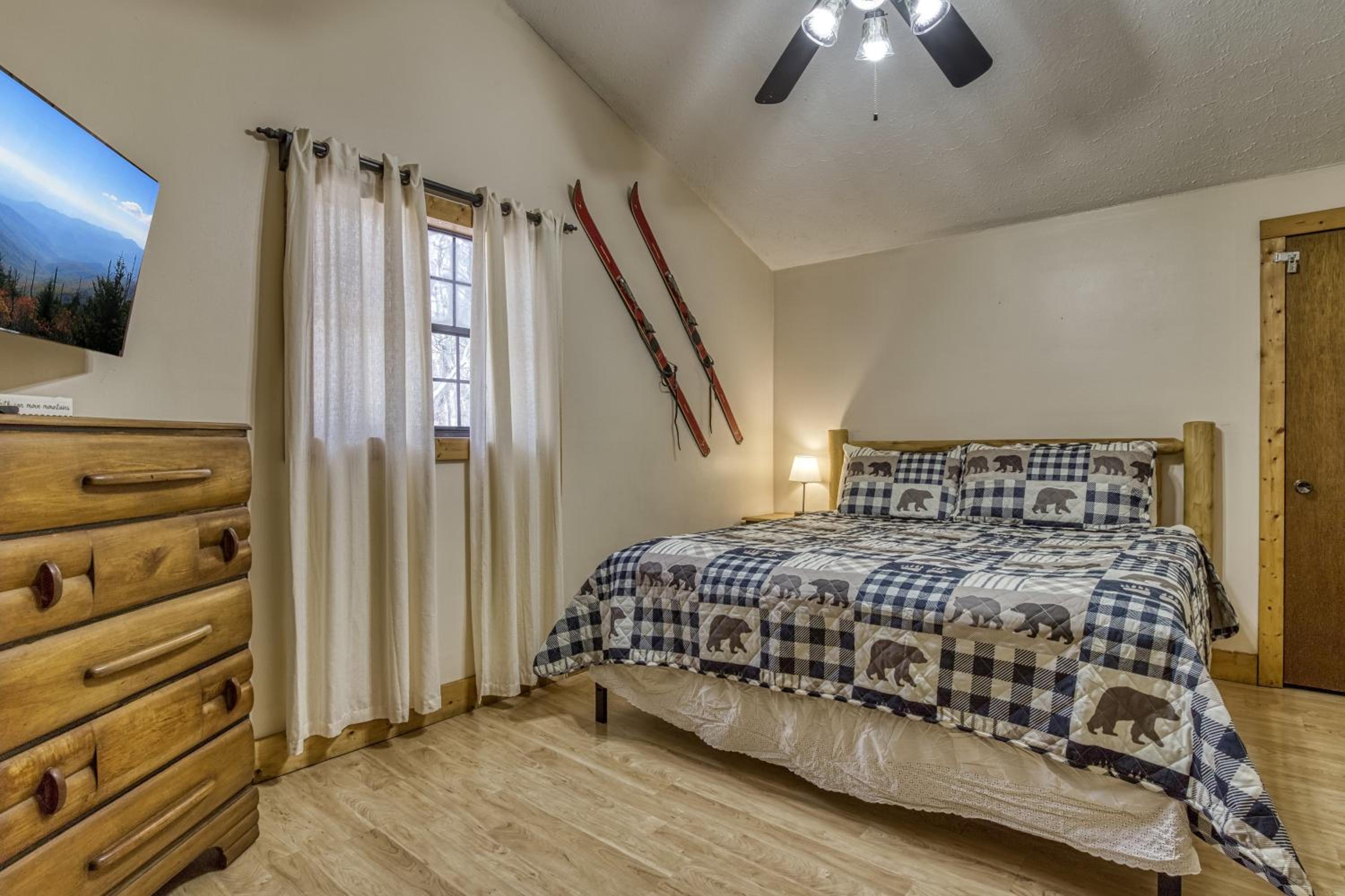 Alpine Retreat - Hot Tub, Arcade, Cozy Cabin Retreat in the Smokies