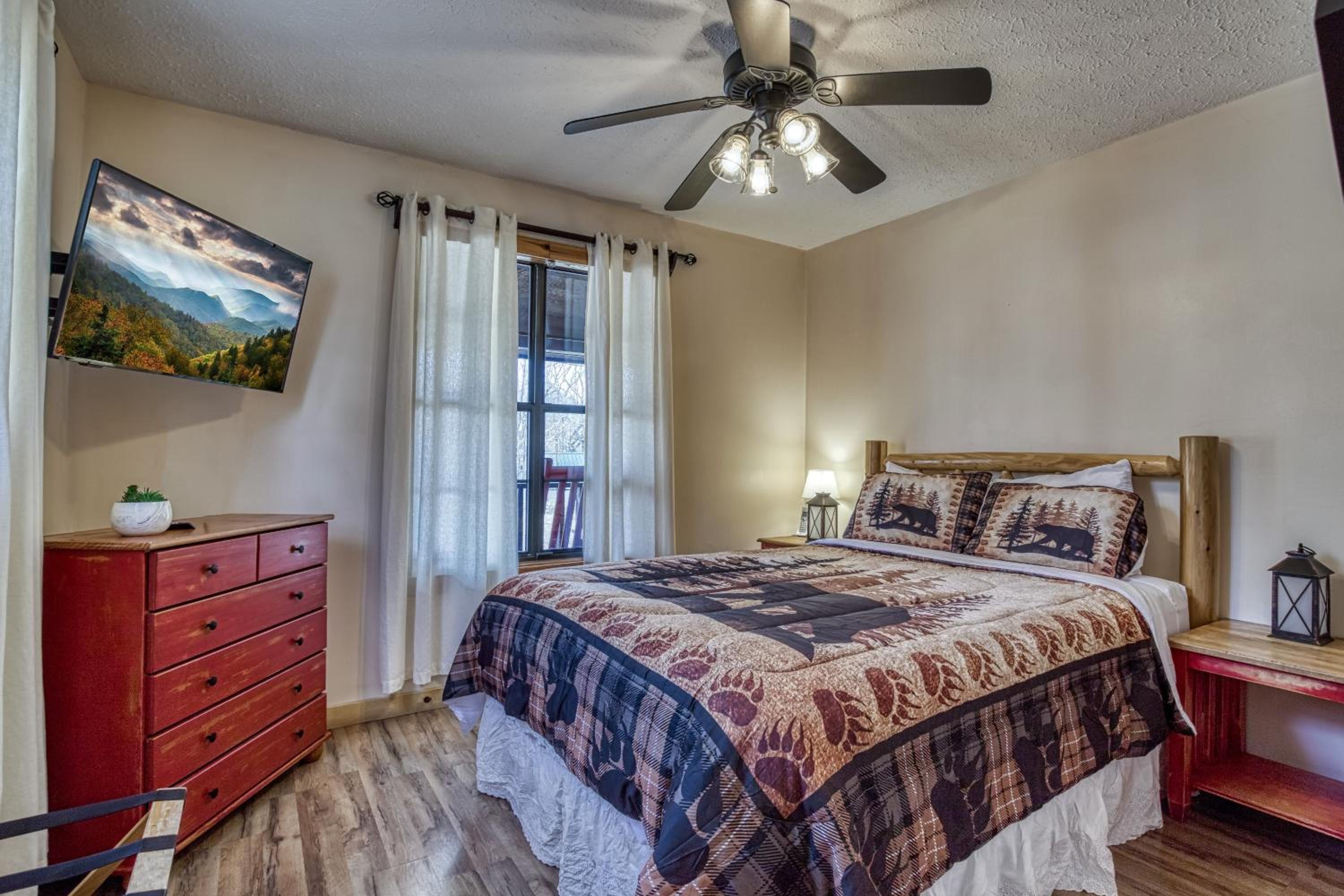 Alpine Retreat - Hot Tub, Arcade, Cozy Cabin Retreat in the Smokies