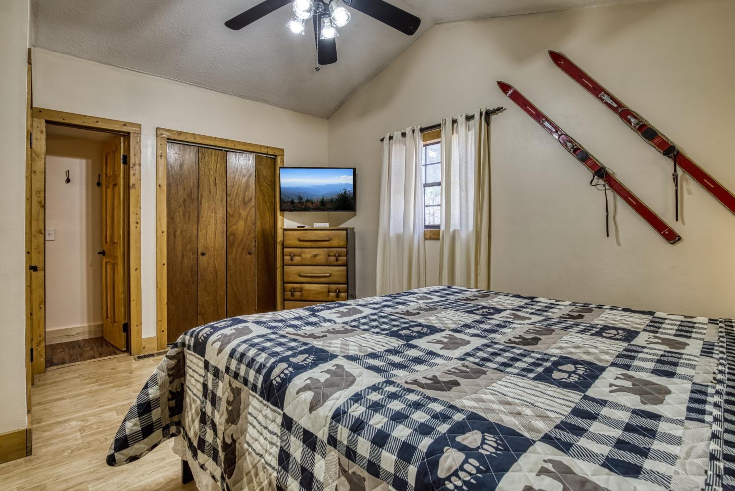 Alpine Retreat - Hot Tub, Arcade, Cozy Cabin Retreat in the Smokies