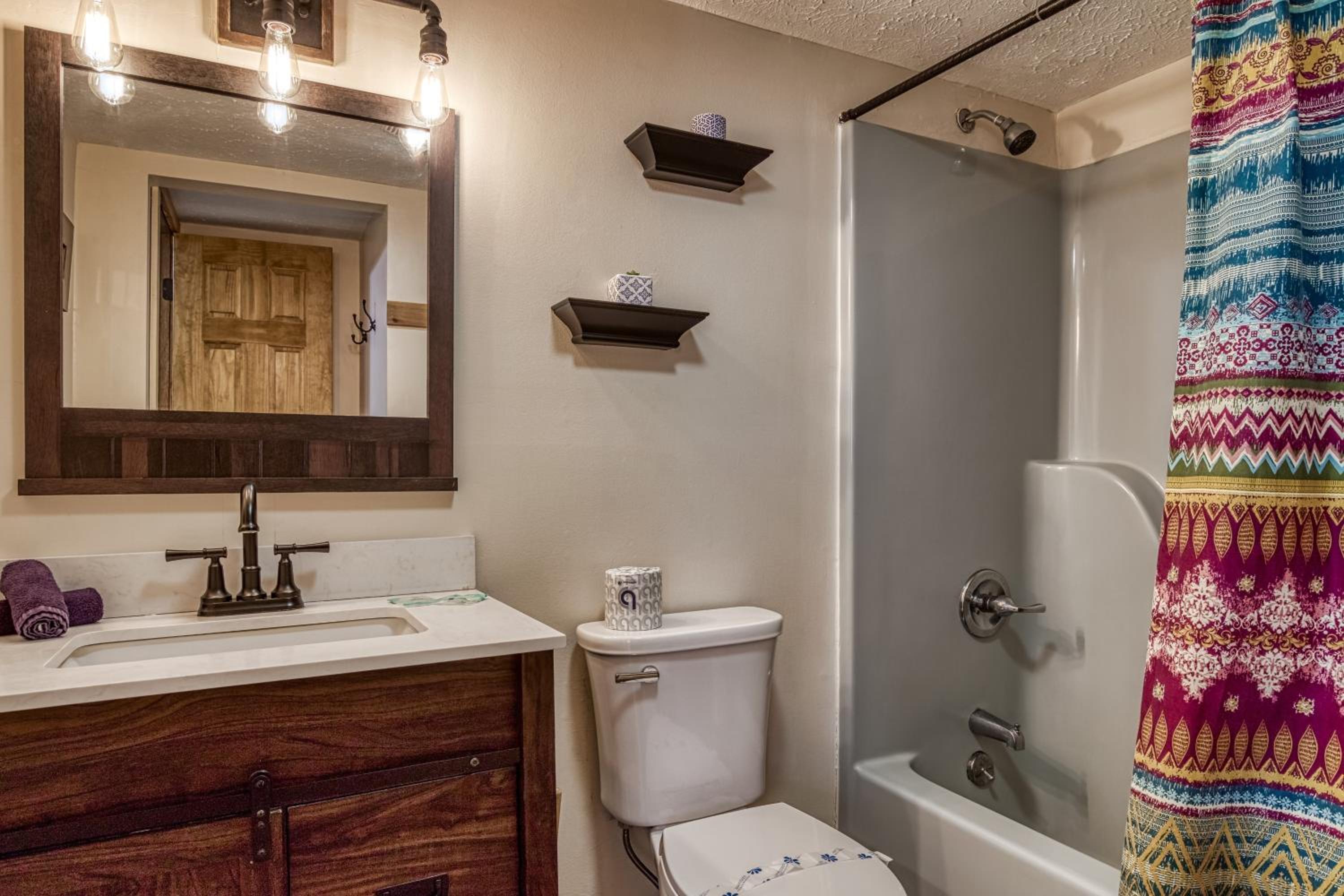 Alpine Retreat - Hot Tub, Arcade, Cozy Cabin Retreat in the Smokies