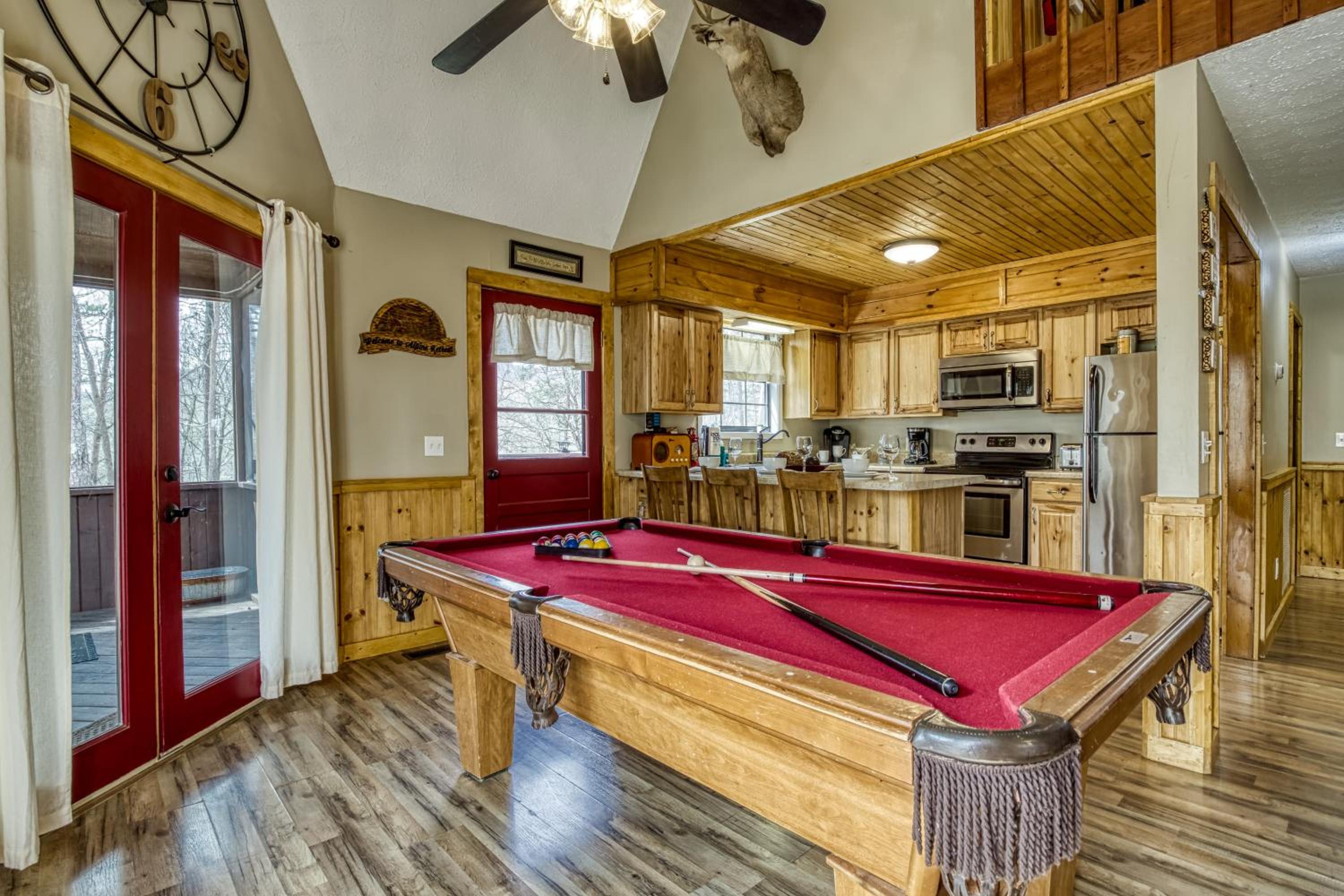 Alpine Retreat - Hot Tub, Arcade, Cozy Cabin Retreat in the Smokies