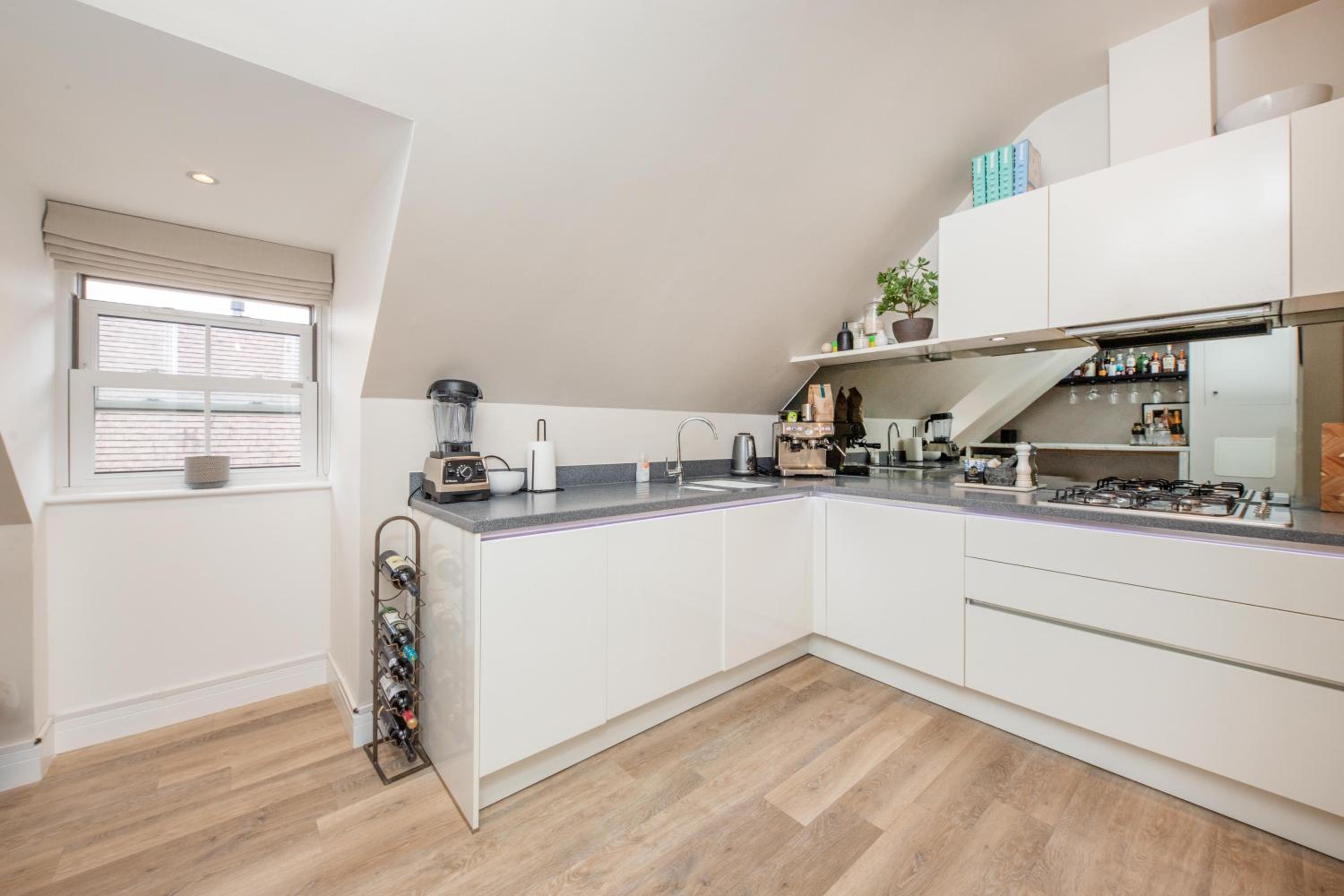 Luxury 2 Bed Apartment - 28 mins train to London view 2