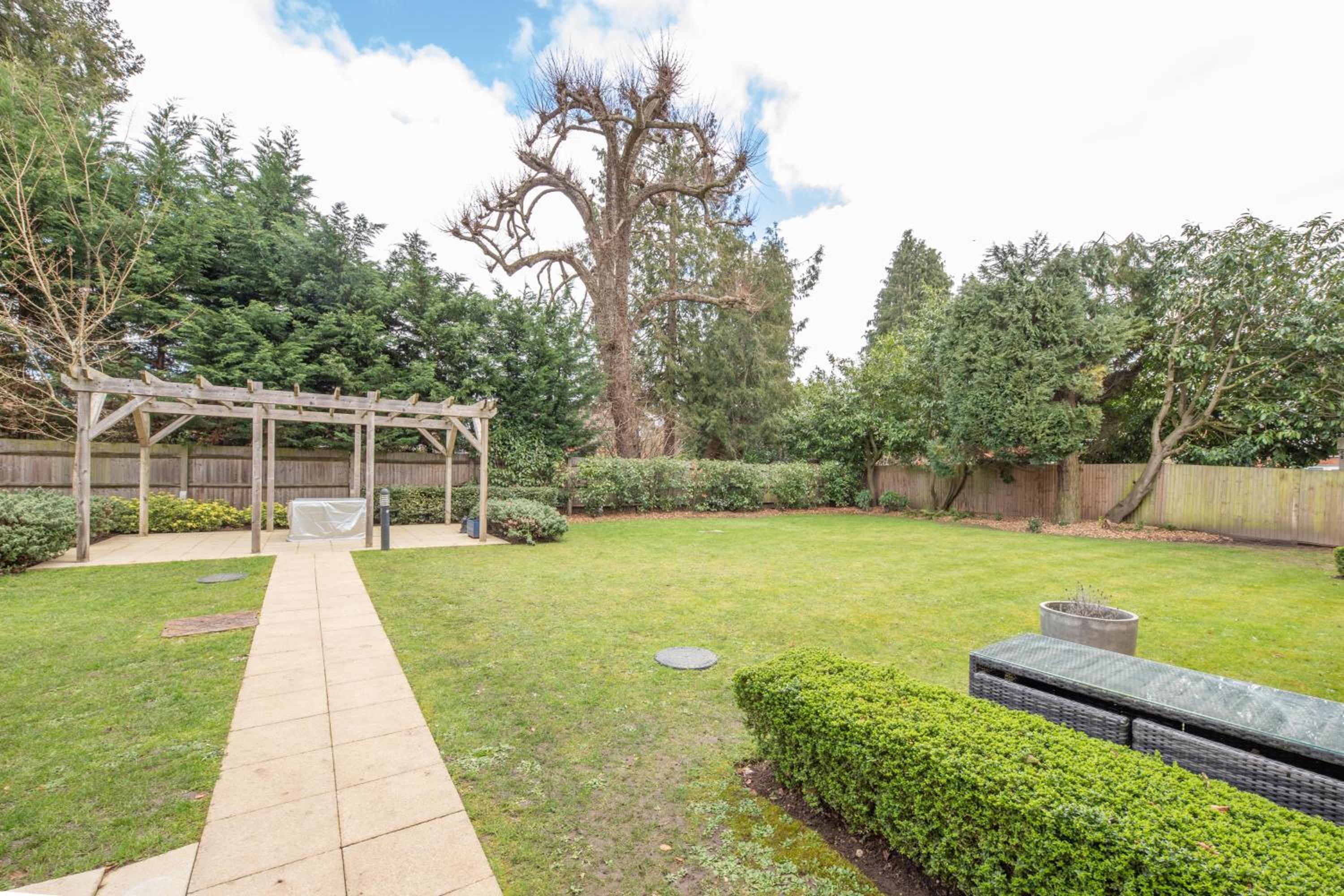 Luxury 2 Bed Apartment - 28 mins train to London view 3