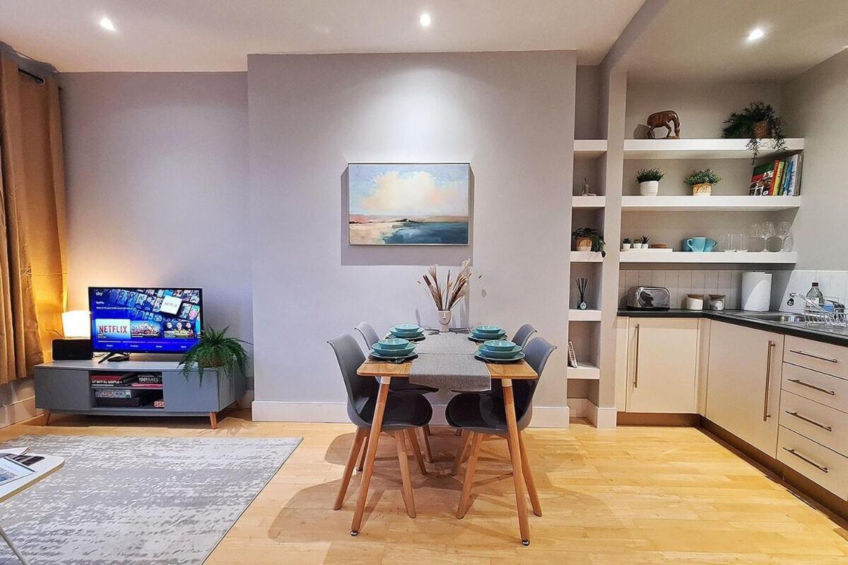 1-bed apartment, Close to Kensington Olympia with Free Wi-Fi & Netflix