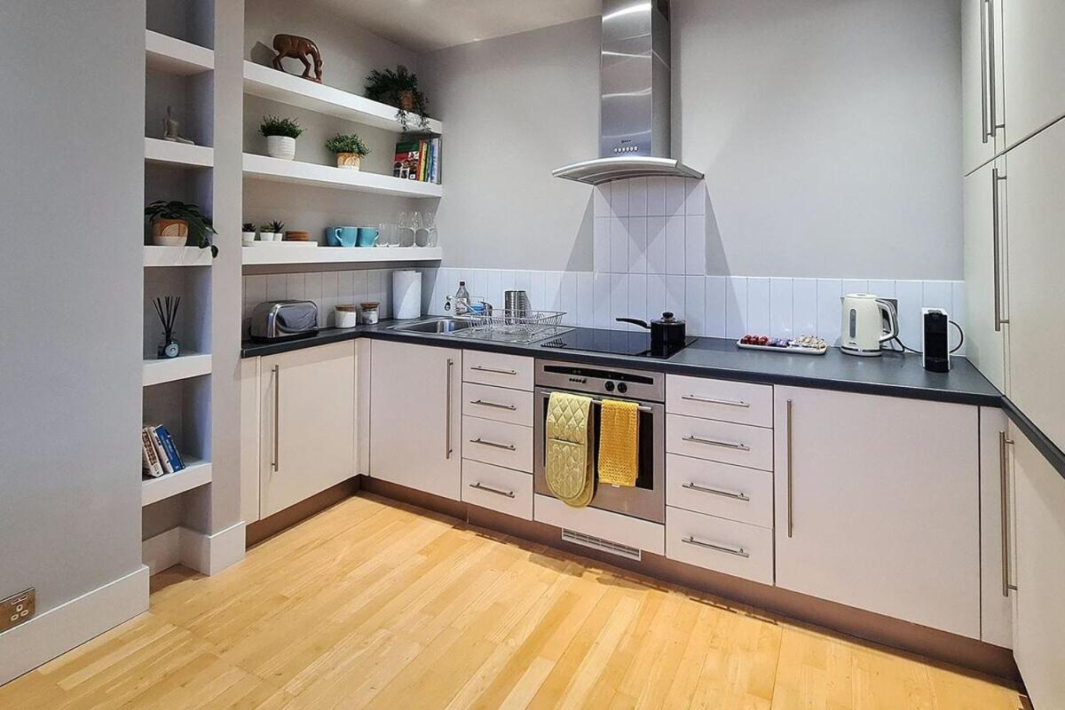 1-bed apartment, Close to Kensington Olympia with Free Wi-Fi & Netflix