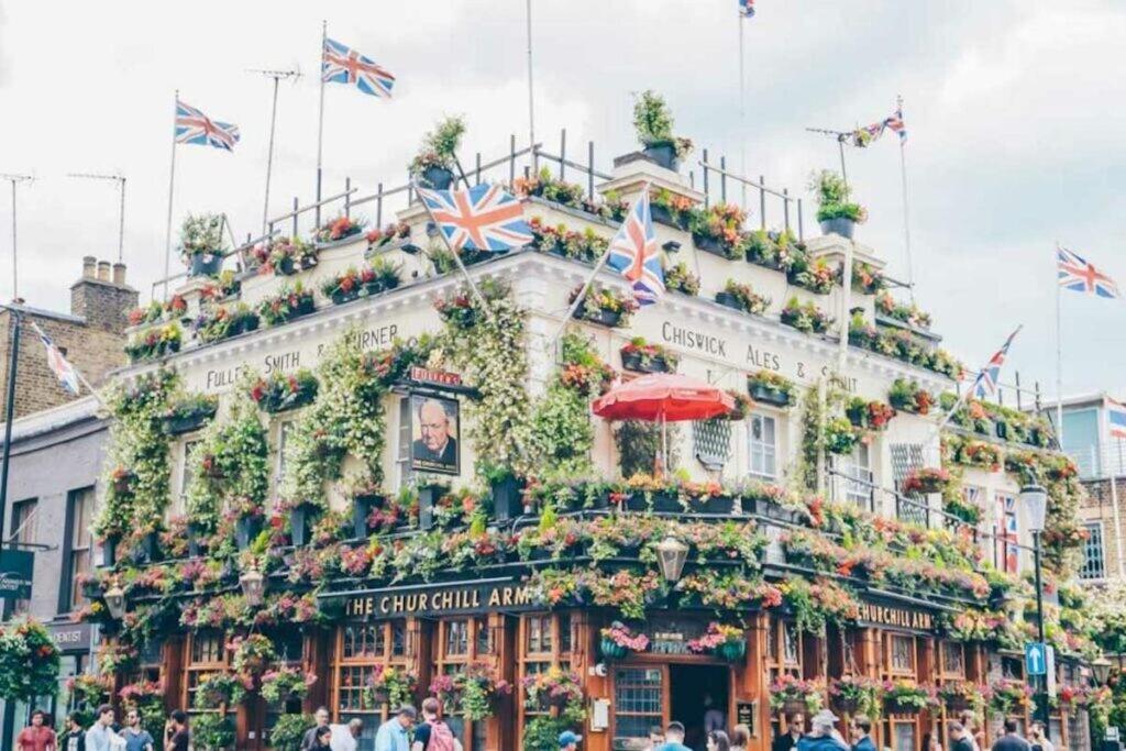1-bed apartment, Close to Kensington Olympia with Free Wi-Fi & Netflix