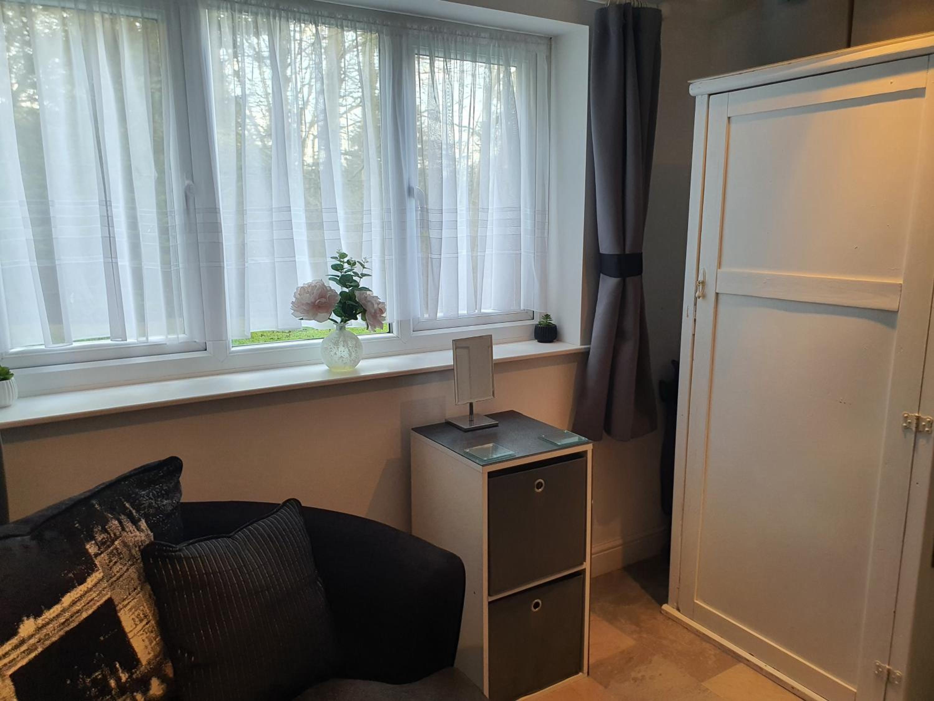 Idyllic 2 Bedroom Self-Contained UpsideDown Annexe view 5