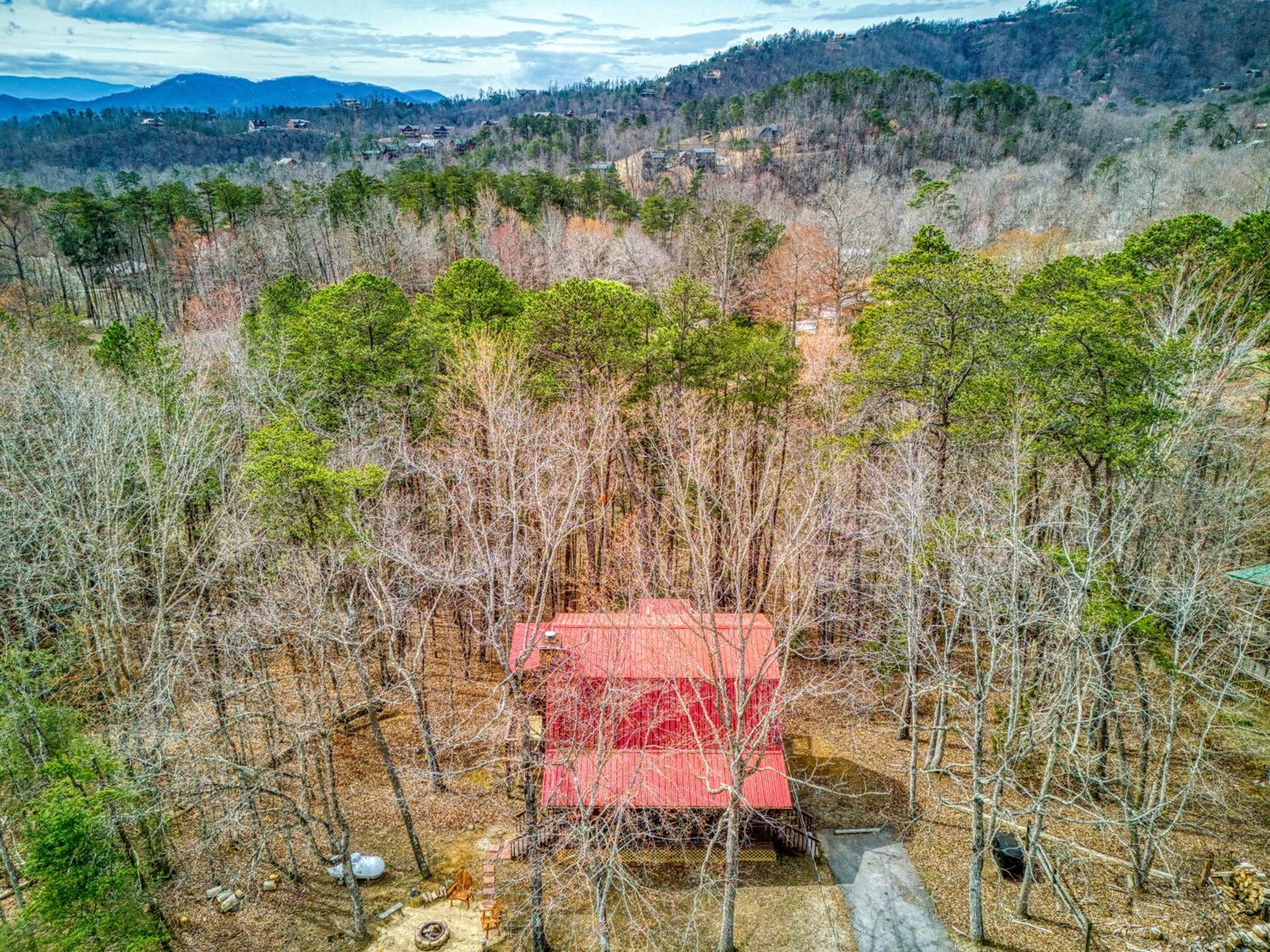 Alpine Retreat - Hot Tub, Arcade, Cozy Cabin Retreat in the Smokies