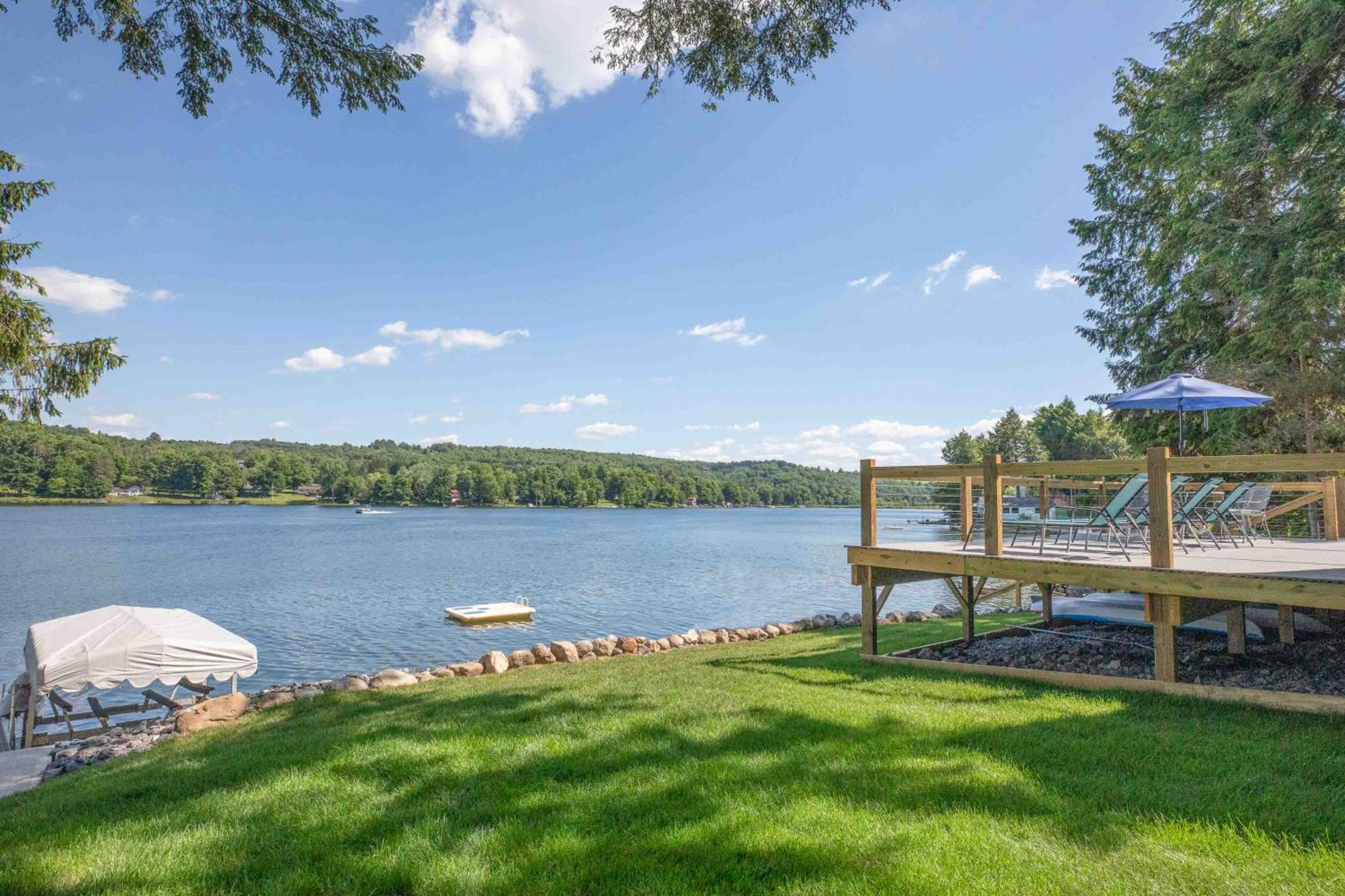 Modern Lake Retreat, Sleeps 8, 5 min to Colgate view 2